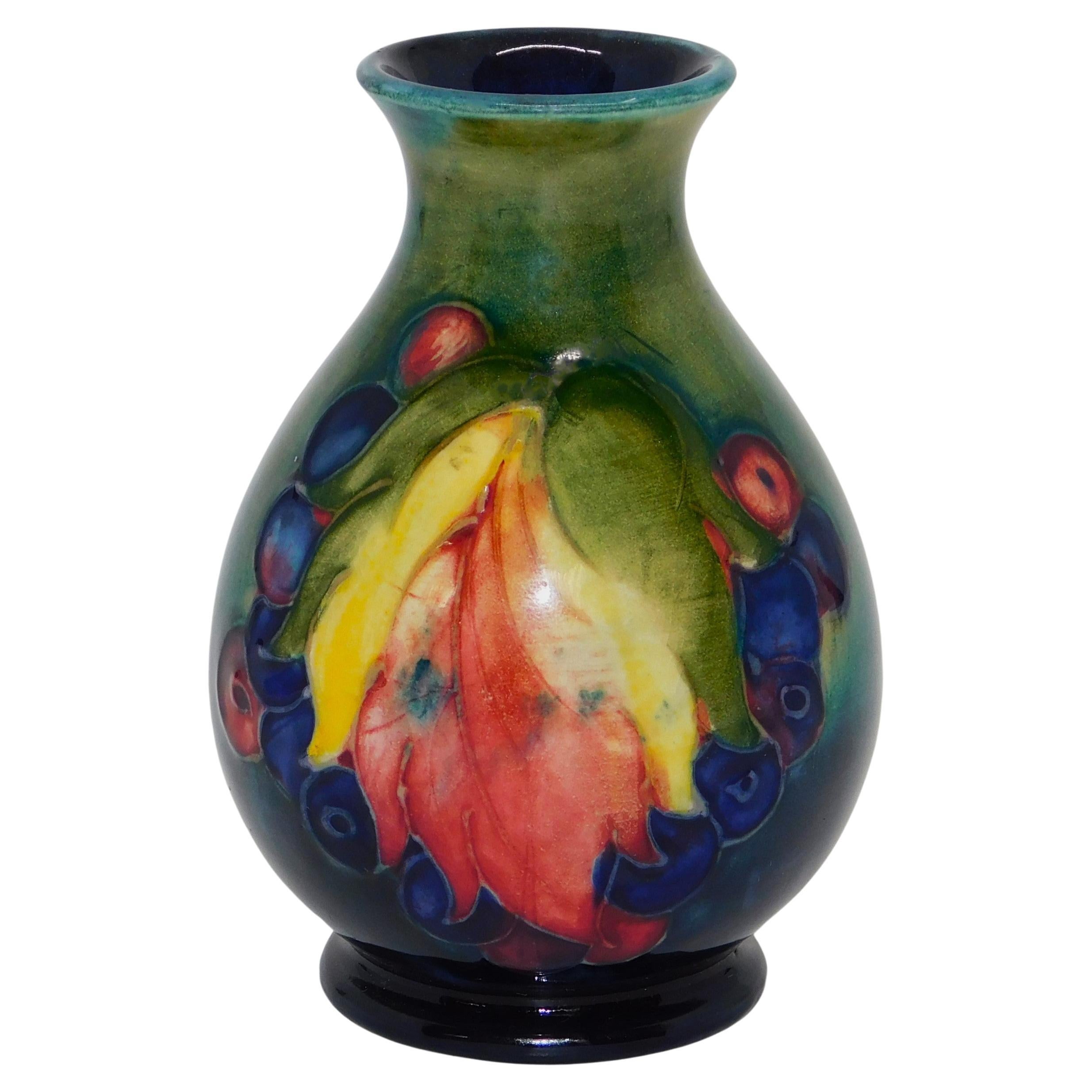 Circa 1940 William Moorcroft Leaf and Berry Cobalt Art Pottery Vase Angleterre
