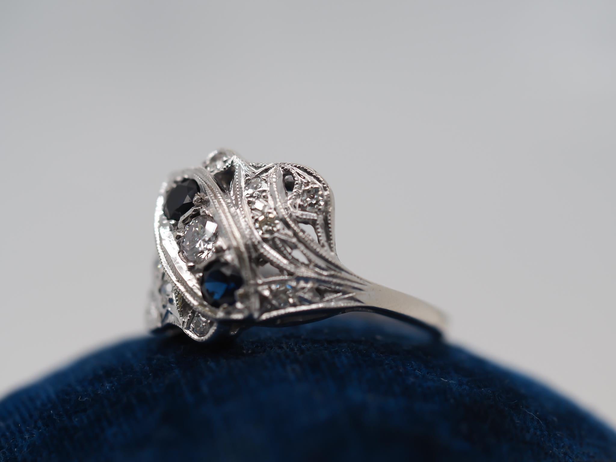 Año: 1940
Detalles del artículo:
Tamaño del anillo: 6 (Grande)
Tipo de Metal: Oro blanco de 14 quilates [Hallmarked, and Tested].
Peso: 3.9 gramos
Detalles de los diamantes: .30ct peso total, diamantes naturales, color F, Claridad VS
Detalles de las