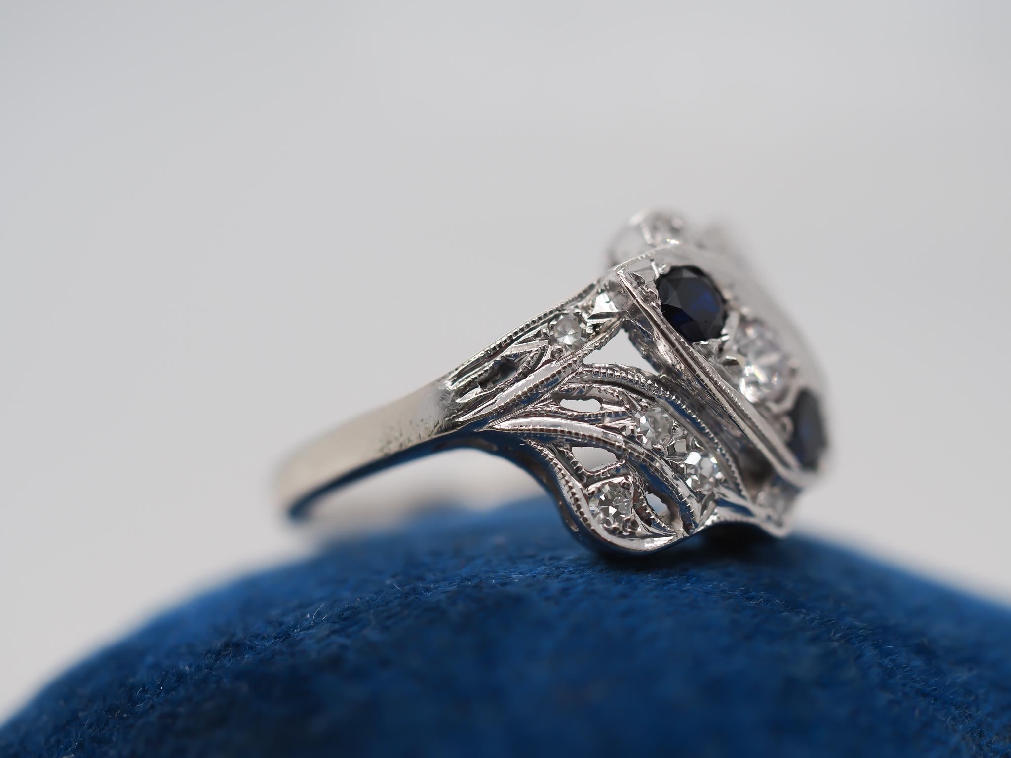 Anillo de zafiro y diamantes de oro blanco de 14 quilates de la década de 1940 en Bueno estado para la venta en Hicksville, NY