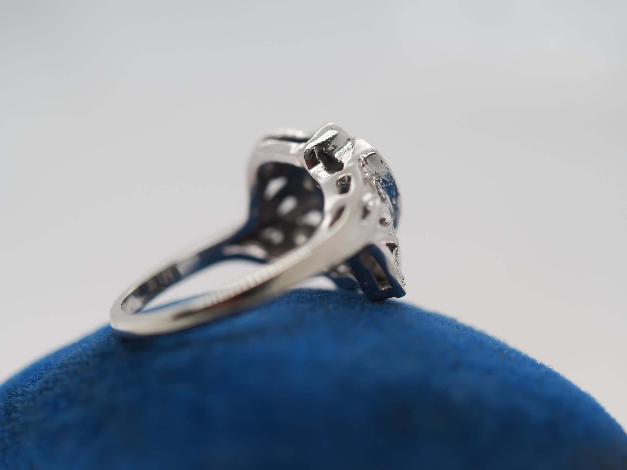 Anillo de zafiro y diamantes de oro blanco de 14 quilates de la década de 1940 en venta 1