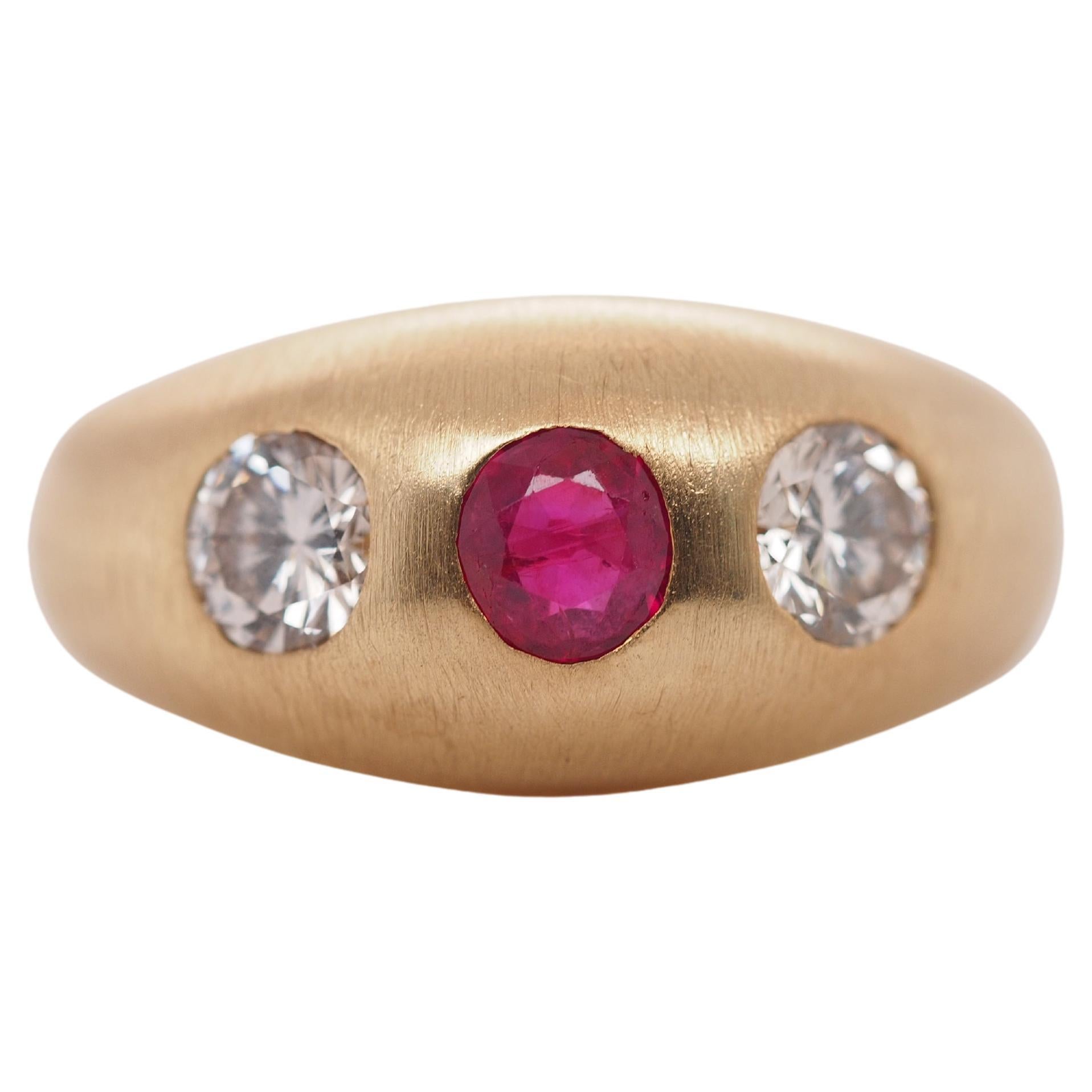 Anillo de tres piedras de oro amarillo de 14k con rubíes y diamantes, hacia 1940