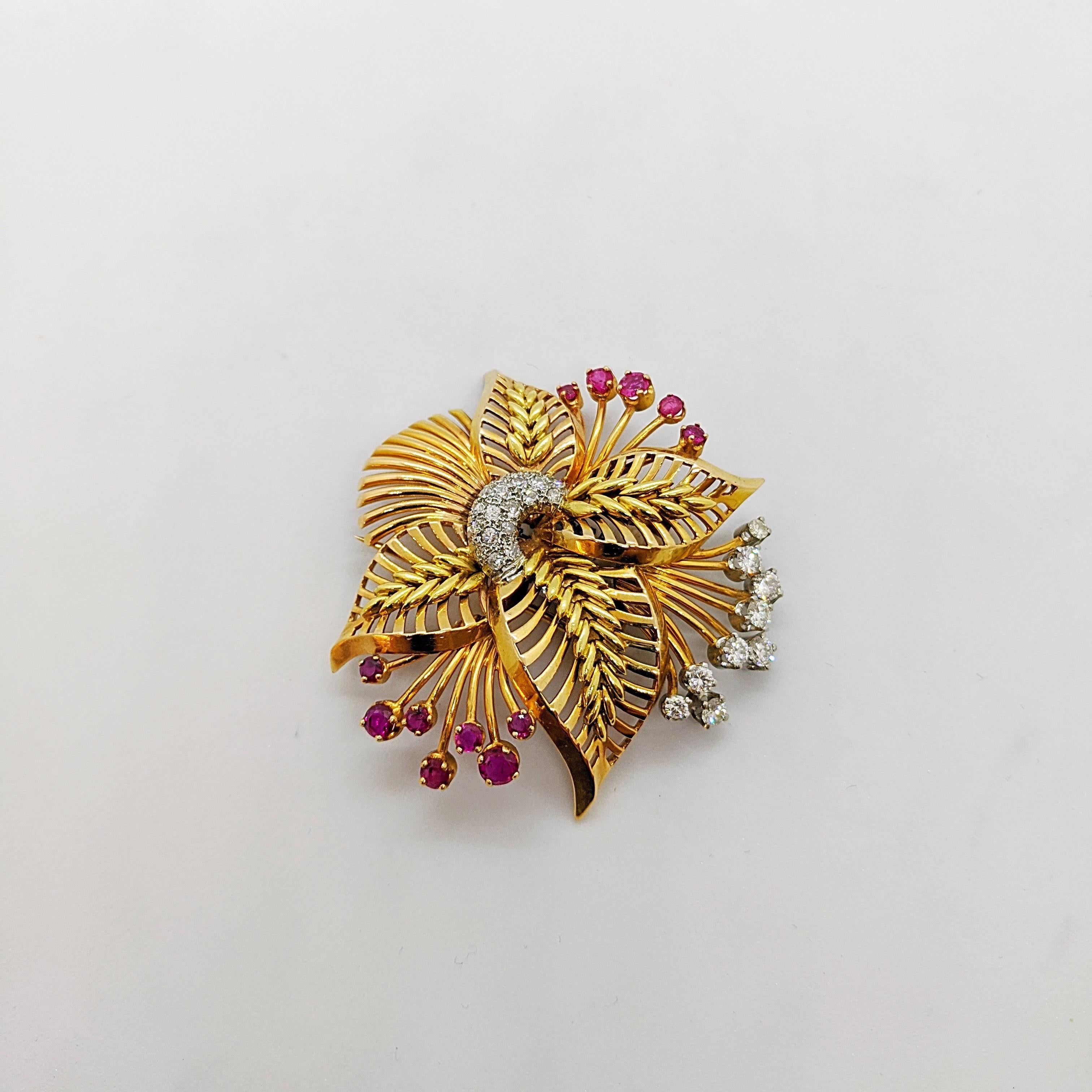 18 Karat Rose Gold Brooch with Diamonds and Rubies, circa 1940s In Excellent Condition For Sale In New York, NY