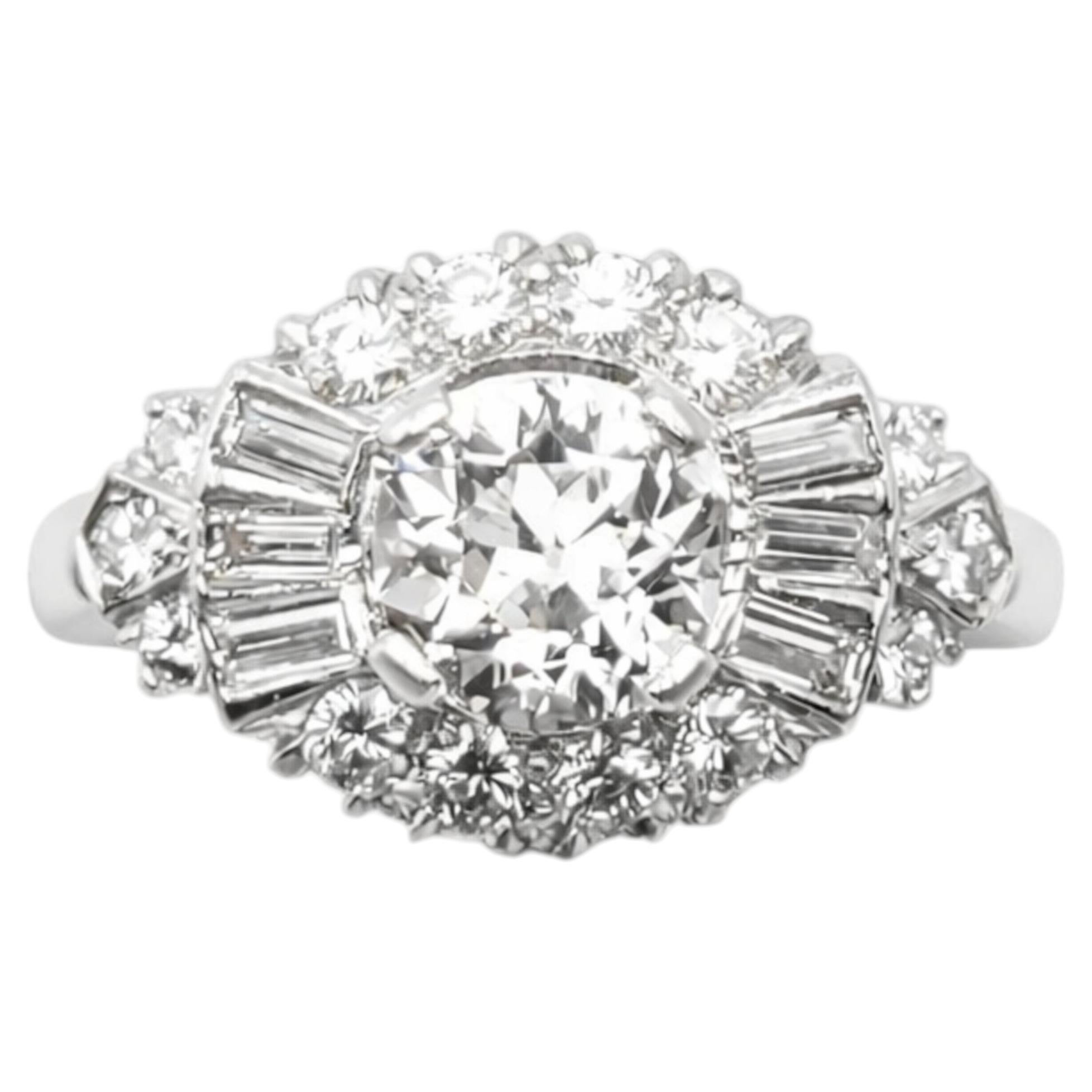 Anello aureolato in platino con diamante vecchio taglio europeo da 3,50 carati, CIRCA 1940 in vendita