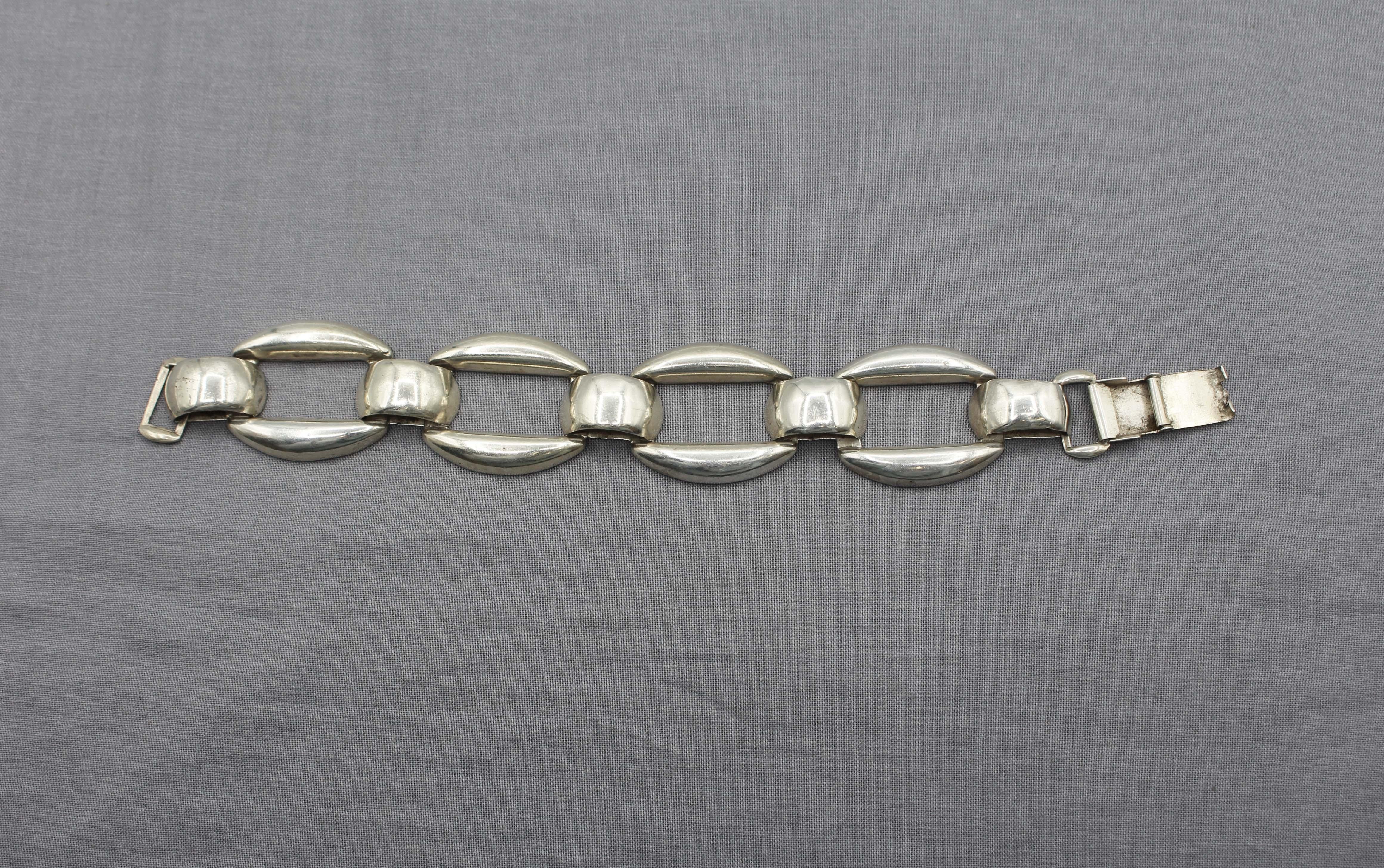 Bracciale in argento massiccio Art Modern messicano degli anni 1940-50 circa. Gli audaci link creano una vera e propria dichiarazione di design. Timbro Mexico/Taxco?. 1,15 once troy. 34 grammi. Leggera ammaccatura dovuta all'uso.
8 1/8