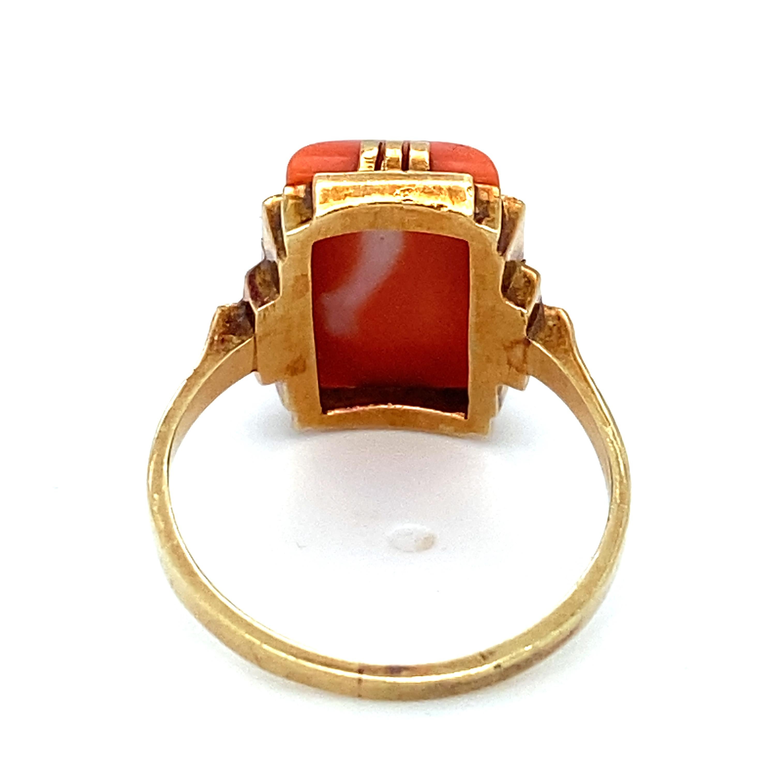 Artikel-Details: Dieser wunderschöne Ring hat einen leuchtend orangefarbenen Korallenstein und ist in einem einzigartigen Art-Deco-Design gefertigt. Die Farbnuancen von Orangekoralle und Gelbgold verleihen ihm ein schönes Finish. 

CIRCA: 1940er