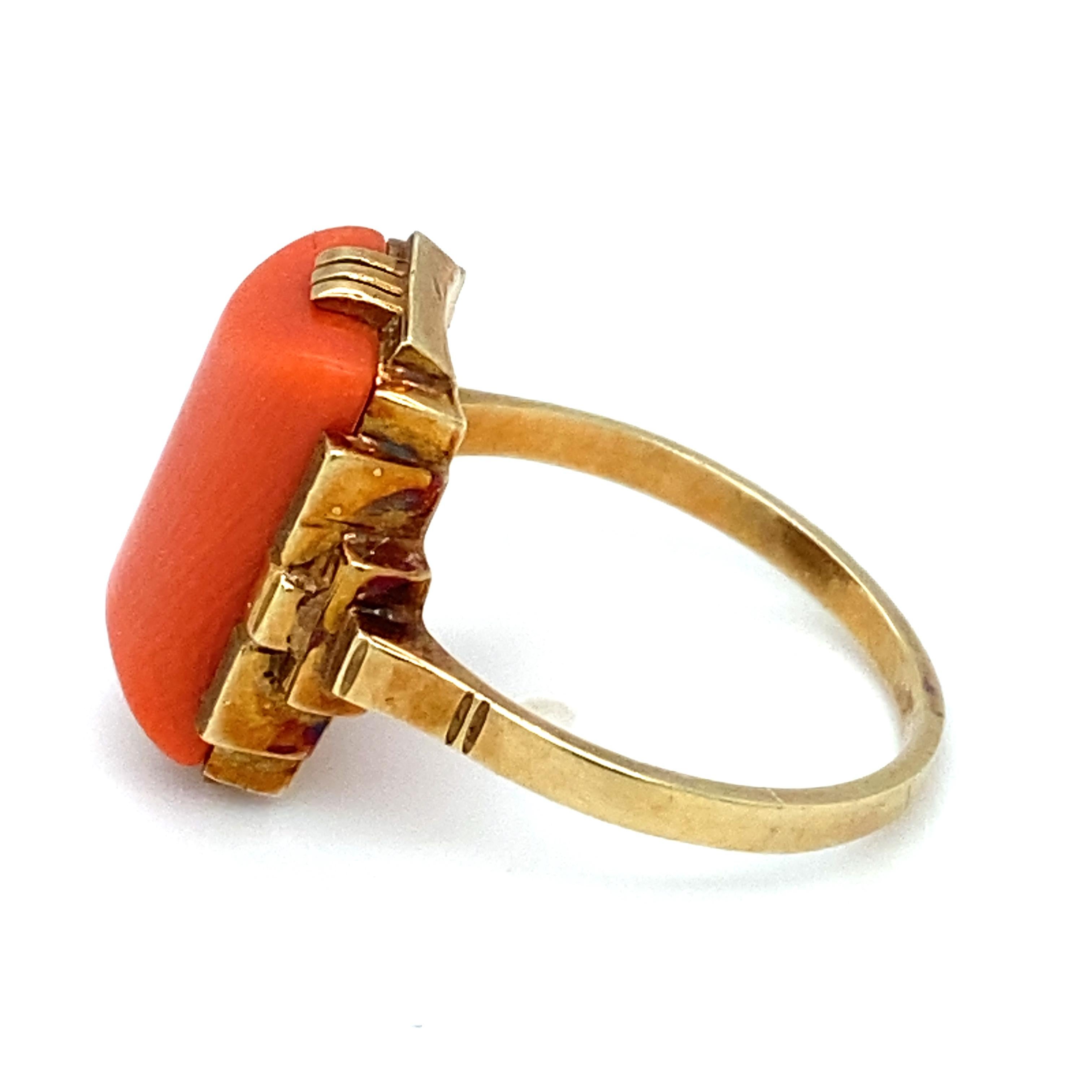 Cabochon Circa 1940s Art Deco Style Rectangular Coral Ring in 14 Karat Yellow Gold For Sale