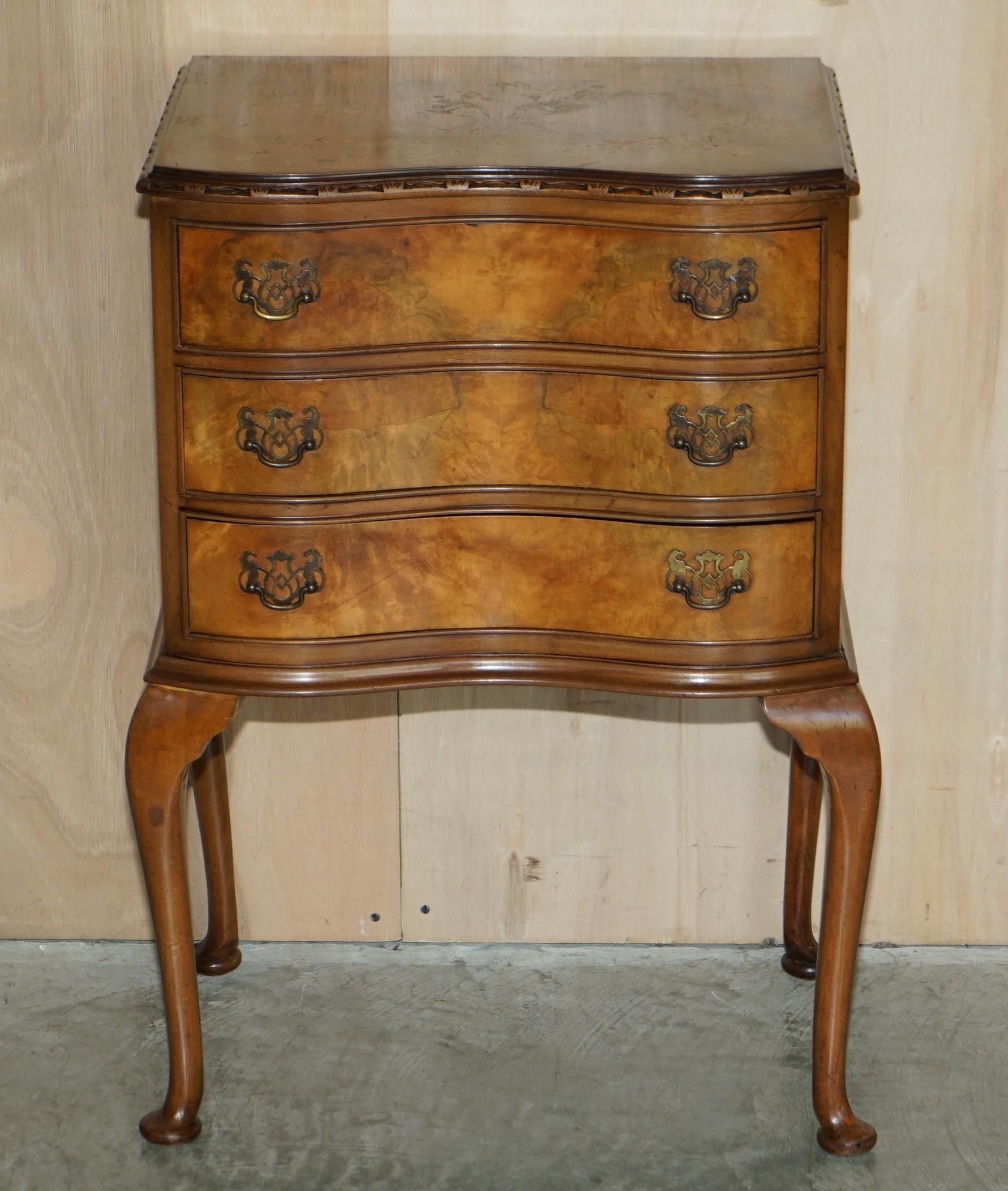 We are delighted to offer for sale this stunning Burr Walnut, serpentine fronted, bedside / side end table sized drawers

A very good looking well made and decorative piece, it can be used as a bedside table or a side lamp table, think glass of