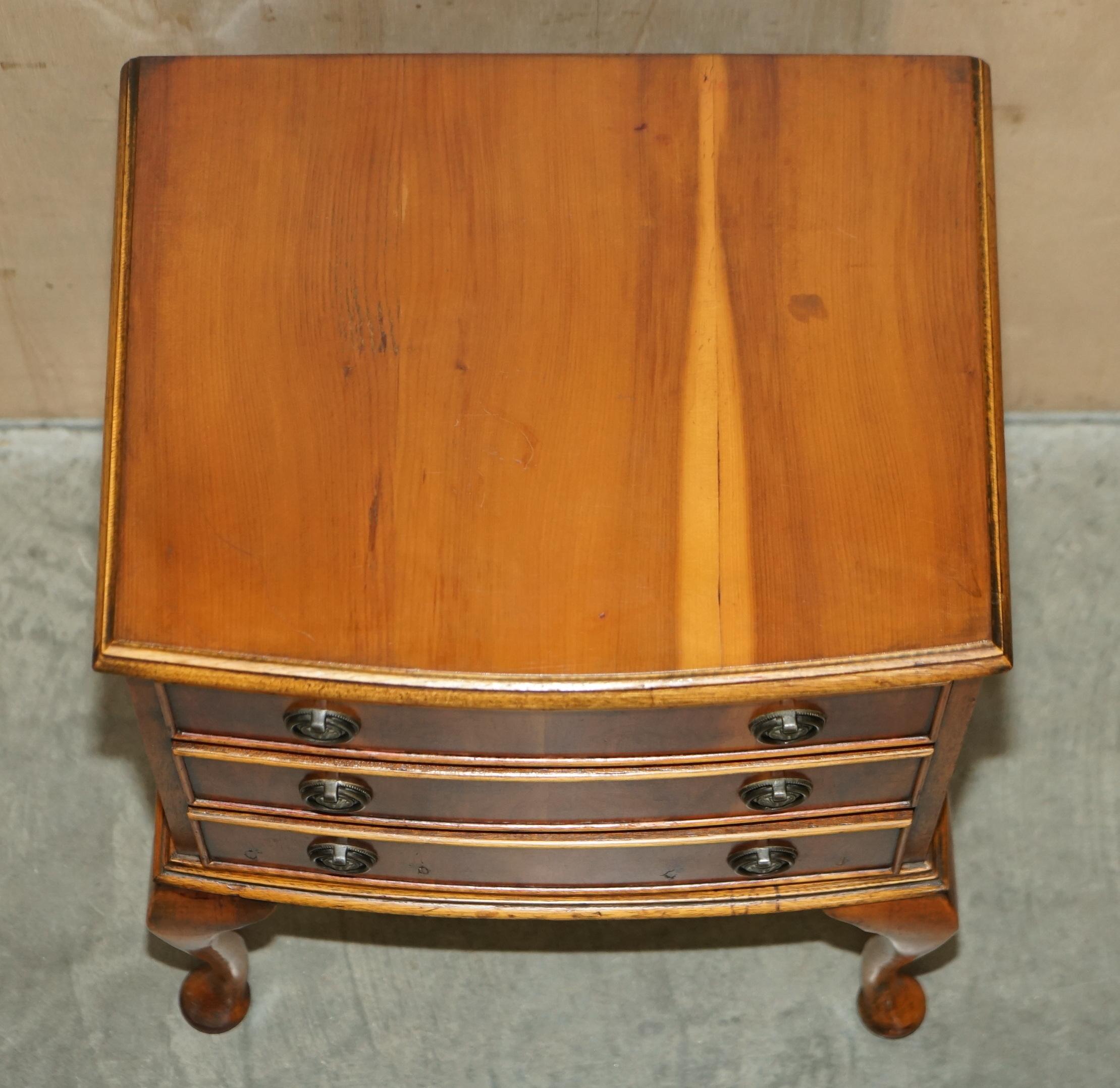 CIRCA 1940''s BURR YEW WOOD BOW FRONTED BEDSIDE SIDE TABLE CHEST OF DRAWERS en vente 4