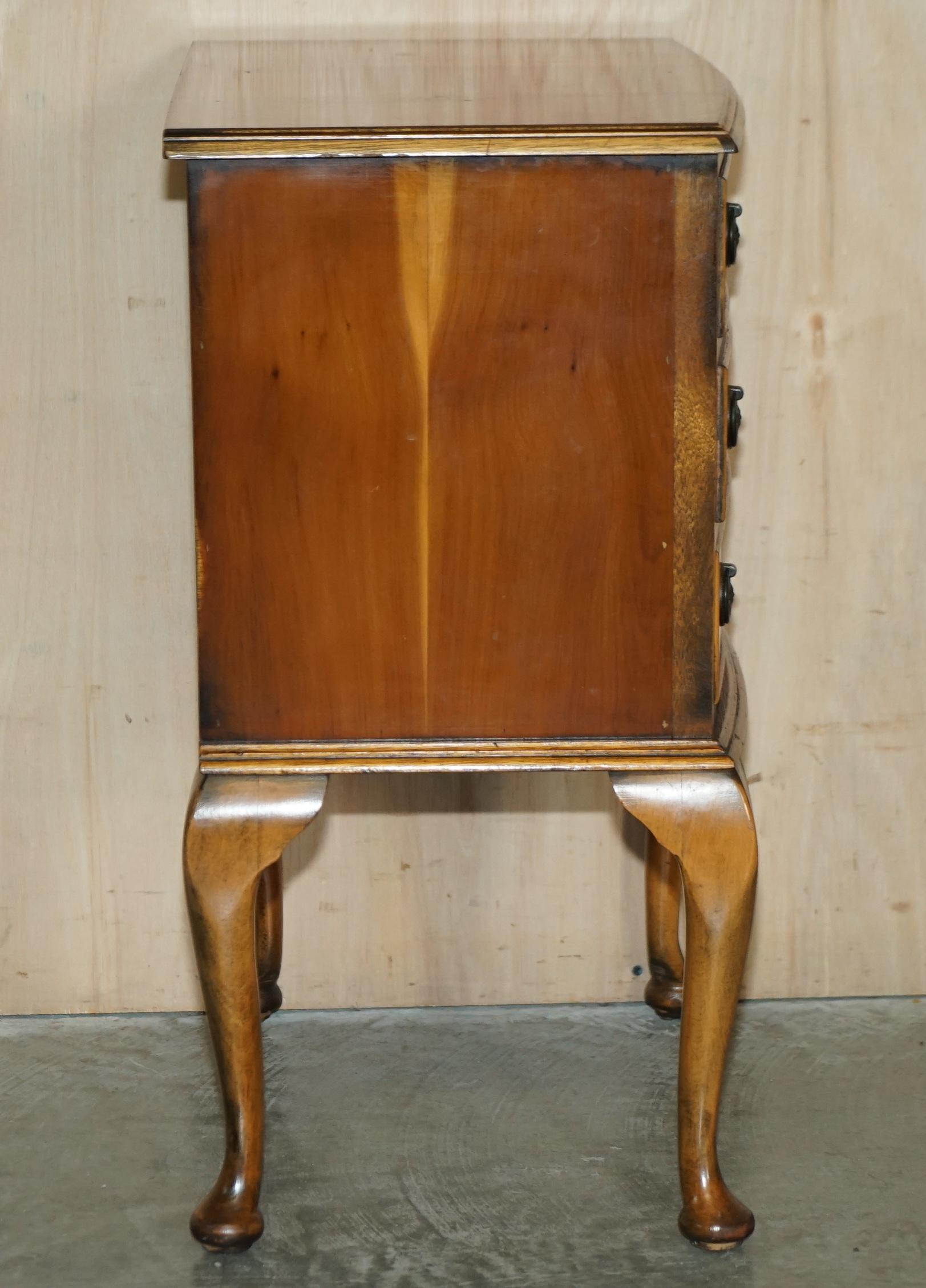 CIRCA 1940''s BURR YEW WOOD BOW FRONTED BEDSIDE SIDE TABLE CHEST OF DRAWERS en vente 7