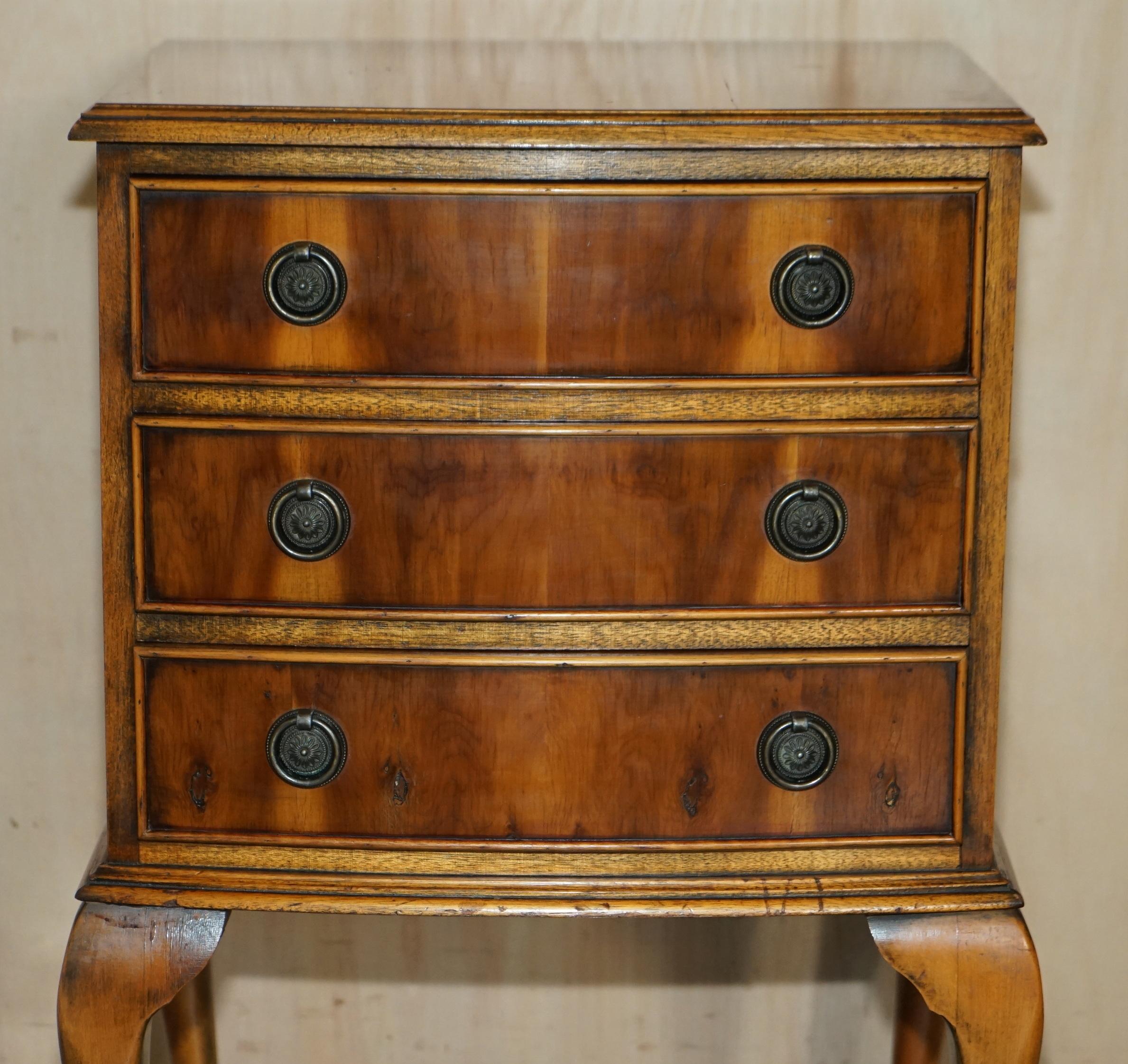 Art déco CIRCA 1940''s BURR YEW WOOD BOW FRONTED BEDSIDE SIDE TABLE CHEST OF DRAWERS en vente
