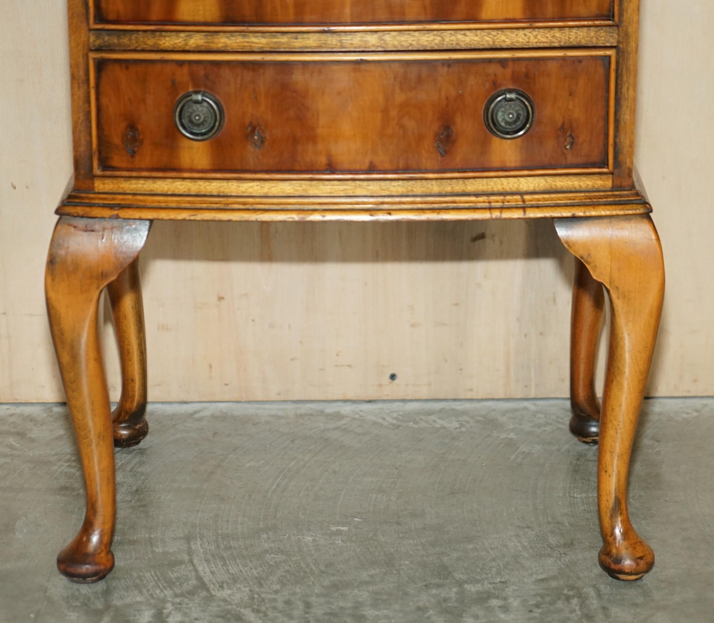 Anglais CIRCA 1940''s BURR YEW WOOD BOW FRONTED BEDSIDE SIDE TABLE CHEST OF DRAWERS en vente