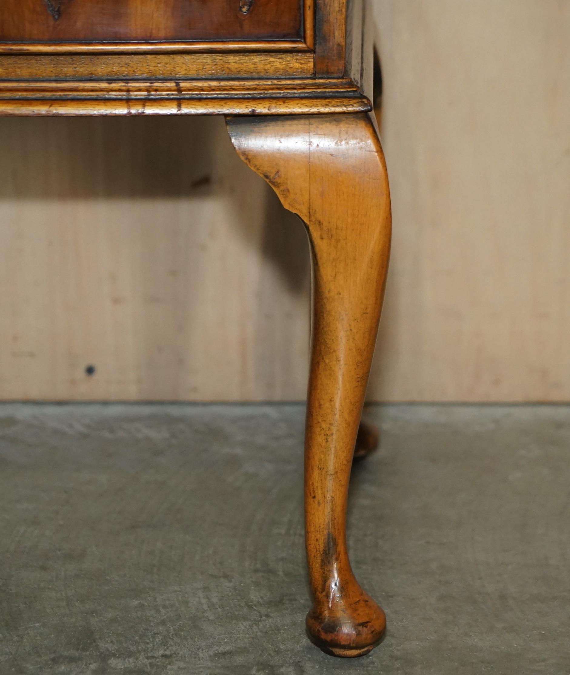 If CIRCA 1940''s BURR YEW WOOD BOW FRONTED BEDSIDE SIDE TABLE CHEST OF DRAWERS en vente