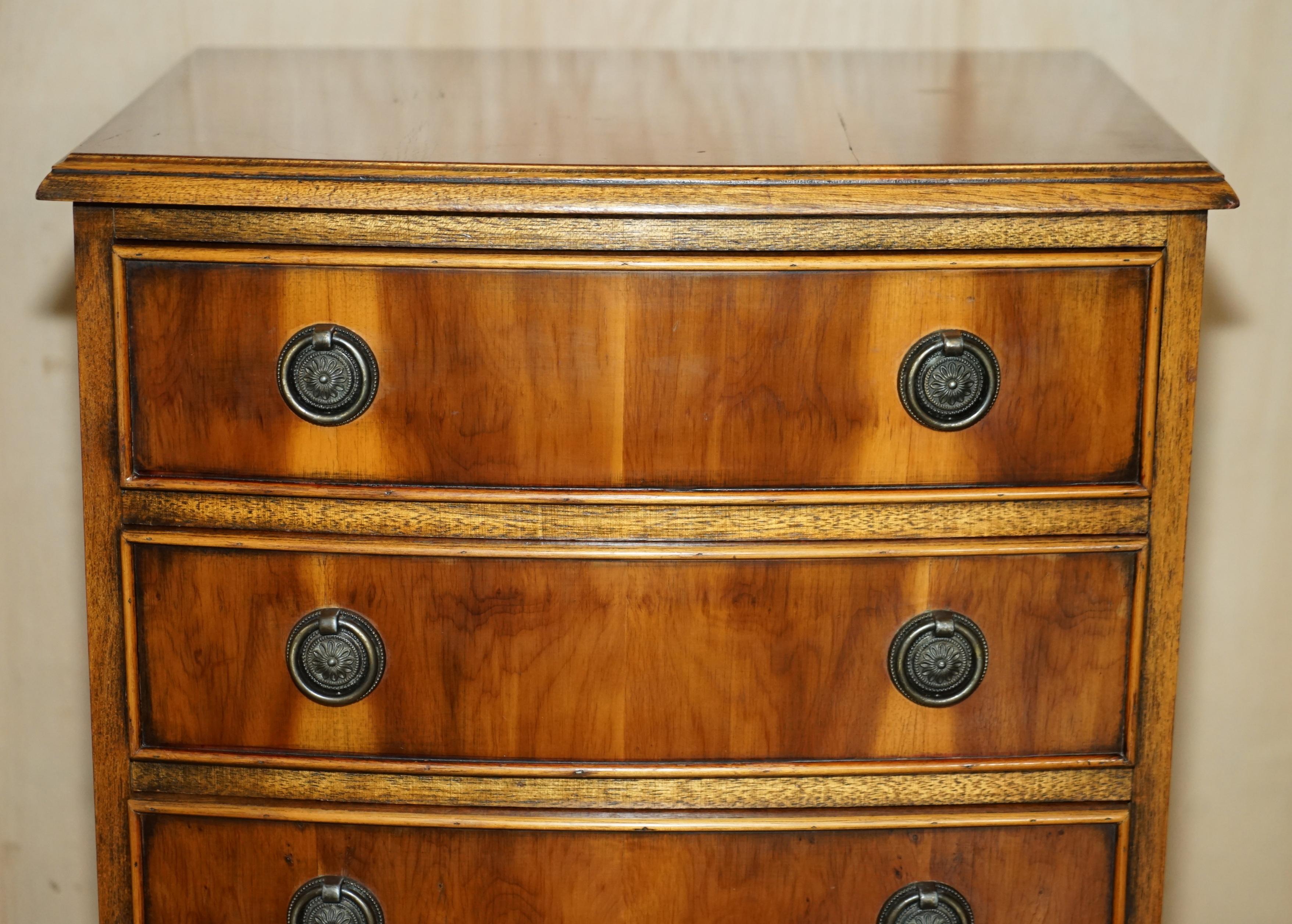 CIRCA 1940''s BURR YEW WOOD BOW FRONTED BEDSIDE SIDE TABLE CHEST OF DRAWERS en vente 2