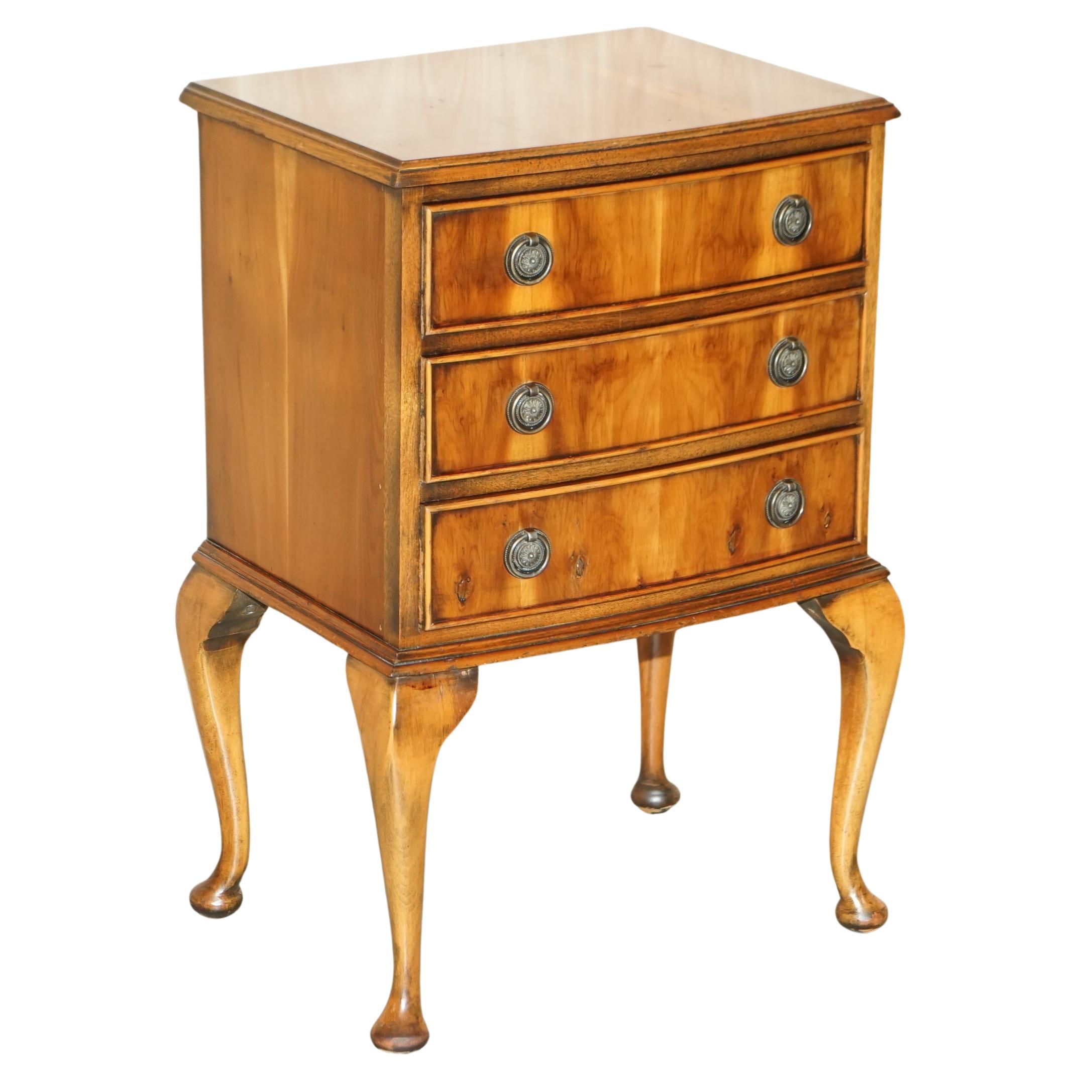 CIRCA 1940''s BURR YEW WOOD BOW FRONTED BEDSIDE SIDE TABLE CHEST OF DRAWERS en vente