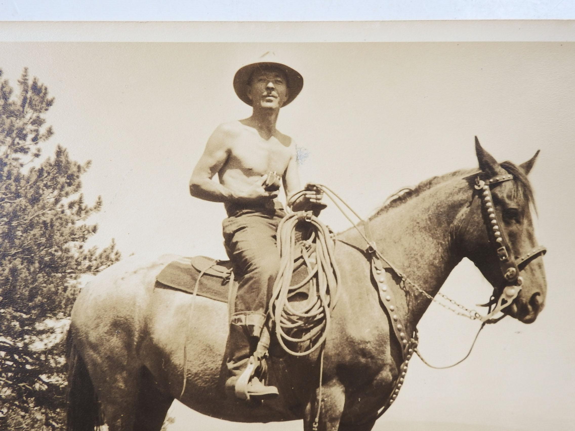 Fotografie eines Mannes auf einem Pferd, ca. 1940. Wahrscheinlich Kalifornien, basierend auf dem Gebiss und den römischen Zügeln. Ein robust aussehender Mann ohne Hemd, der möglicherweise eine Kamera in der Hand hält, schwer zu sagen. Großartiges