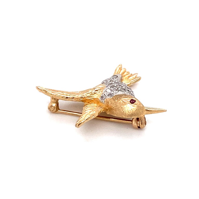 Circa 1940s Diamond Hummingbird Brooch in 14 Karat Two Tone Gold In Excellent Condition For Sale In Hicksville, NY