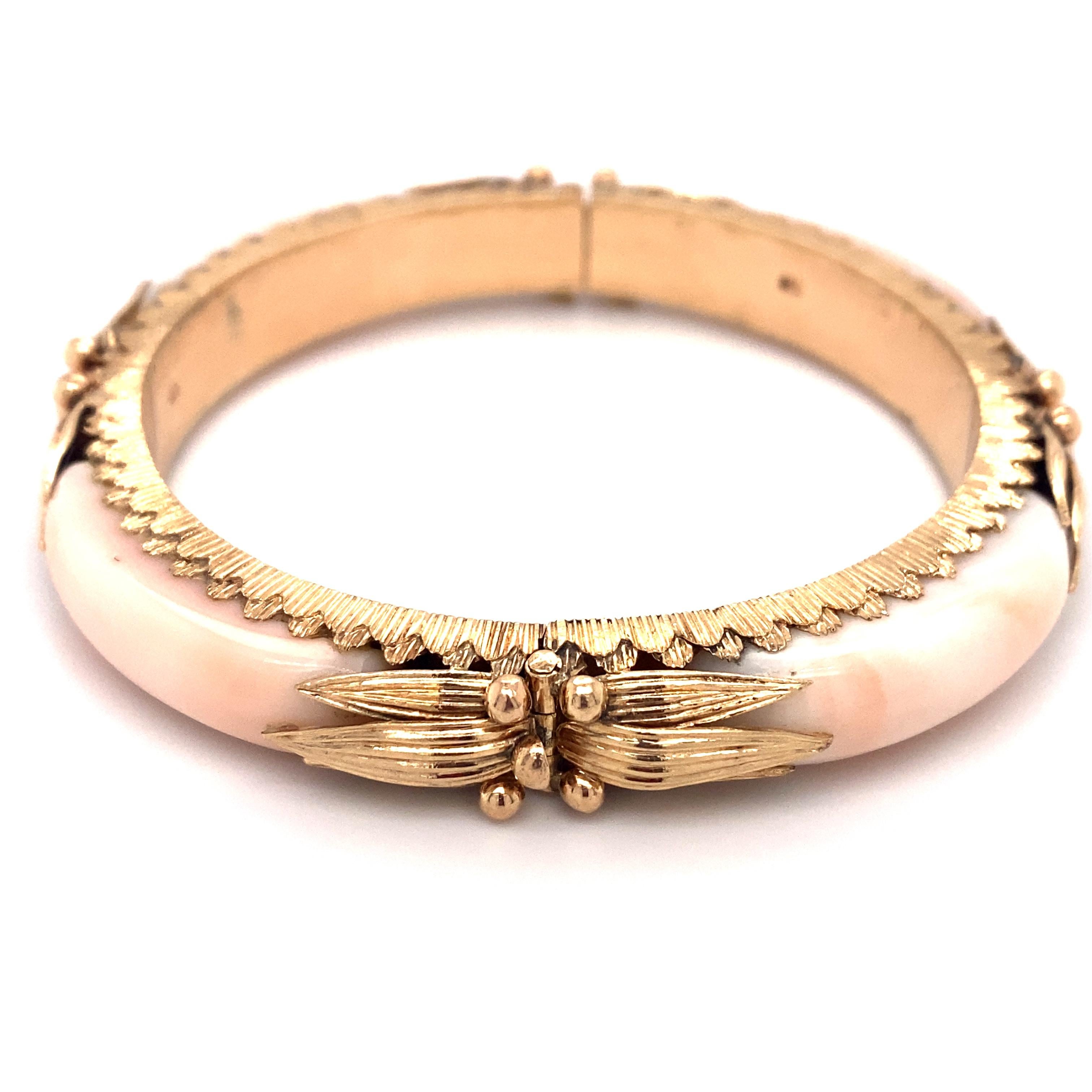 Circa 1940s Georgian Style Angel Skin Coral Hinged Bangle in 18 Karat Gold In Excellent Condition In Atlanta, GA