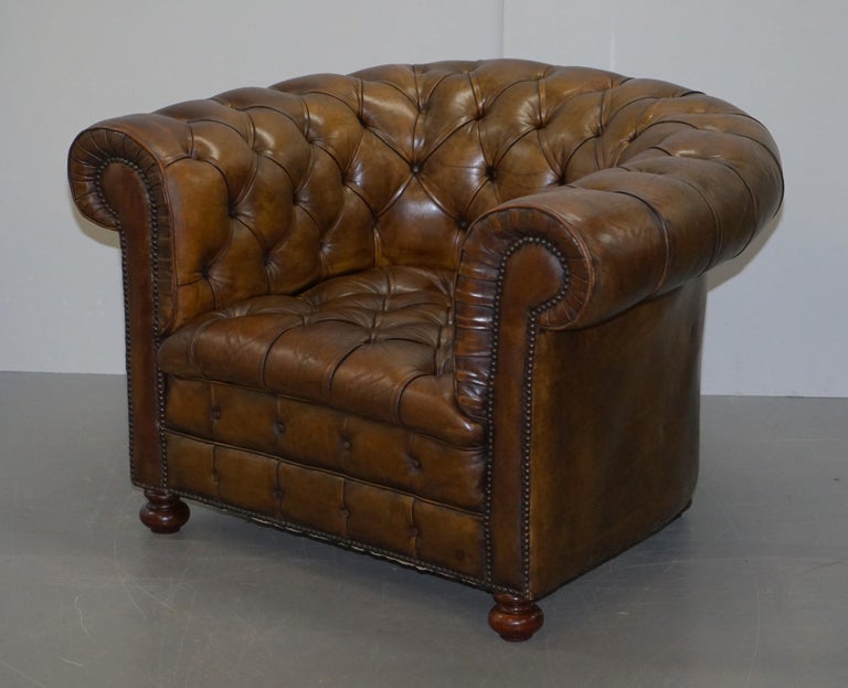 English Hand Dyed Brown Leather Fully Buttoned Chesterfield Club Armchair, circa 1940s