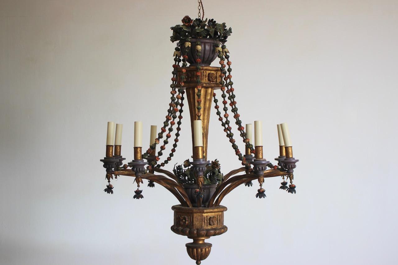 A very pretty and with lovely proportions, circa 1930s-1940s Italian eight-arm chandelier in giltwood and tole, retaining the original painted decoration and having been rewired to UK standards, that will make a statement in most settings. 
Italy.