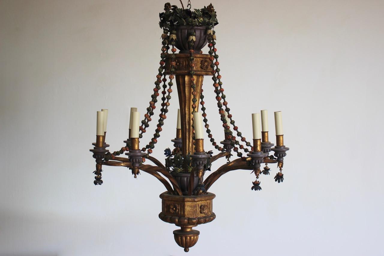 Italian Eight-Arm Giltwood and Tole Chandelier, circa 1940s In Good Condition In Gloucestershire, GB
