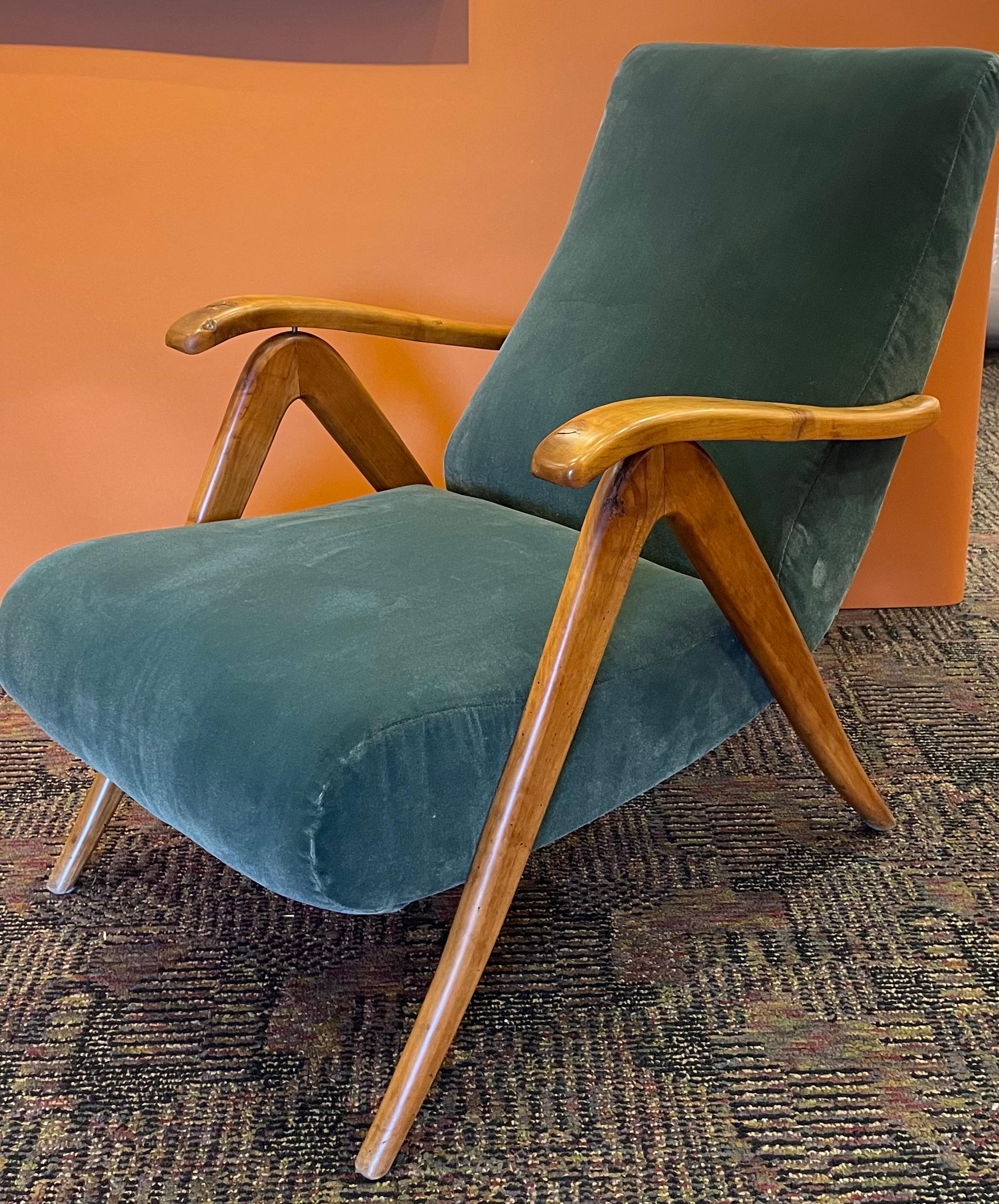 L'allure du design italien des années 1940 est immédiatement évidente dans ce fauteuil inclinable à deux positions. Une fois que je l'ai essayé, je n'ai plus voulu en bouger.  C'est un must-have pour la personne qui a porté l'art de la détente à de