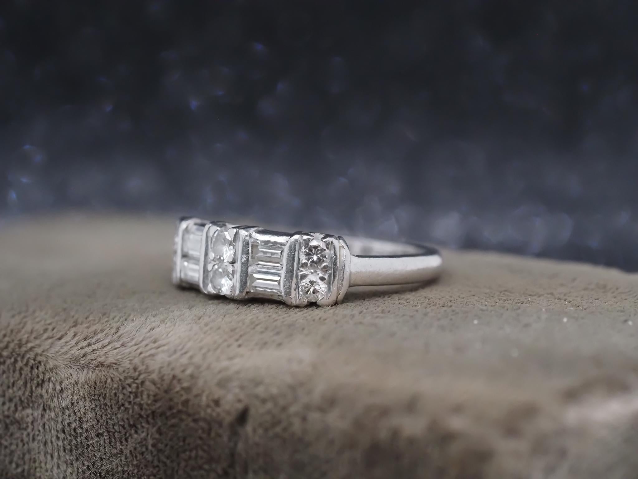 Anello a fascia a due file di diamanti tondi e a baguette in platino del 1940 circa in vendita 5