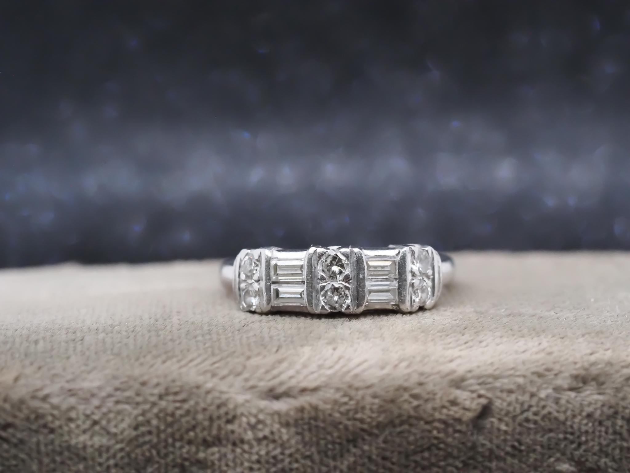Dettagli dell'articolo:
Anno: 1940
Misura dell'anello: 5,75 (misura notevole)
Tipo di metallo: Platino [Con marchio di garanzia e Test Test].
Peso: 3.8 grammi

Dettagli sui diamanti: Rotondo e Baguette, colore F-G, purezza VS, peso totale 0,50