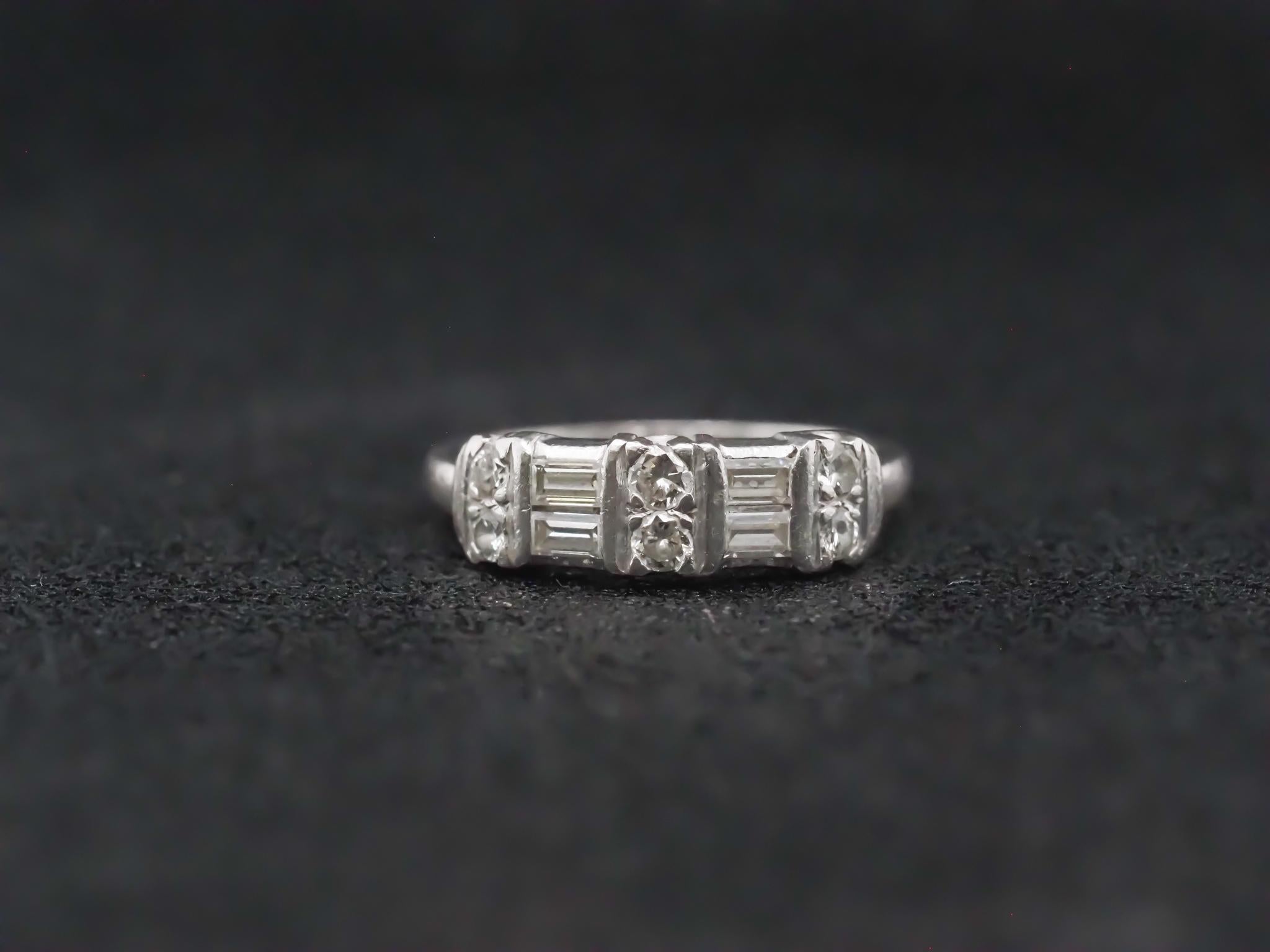 Taglio baguette Anello a fascia a due file di diamanti tondi e a baguette in platino del 1940 circa in vendita