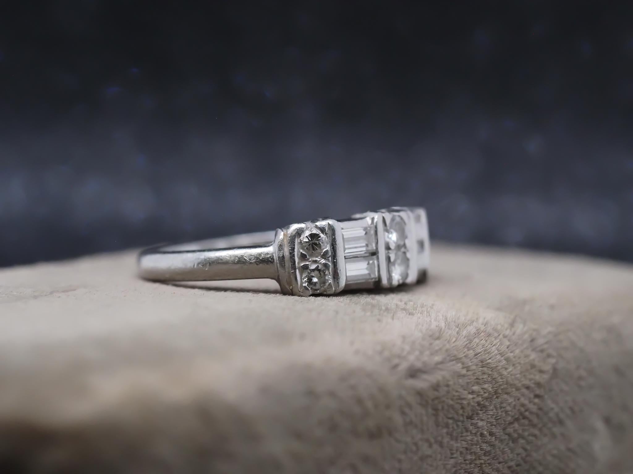 Anello a fascia a due file di diamanti tondi e a baguette in platino del 1940 circa in vendita 1