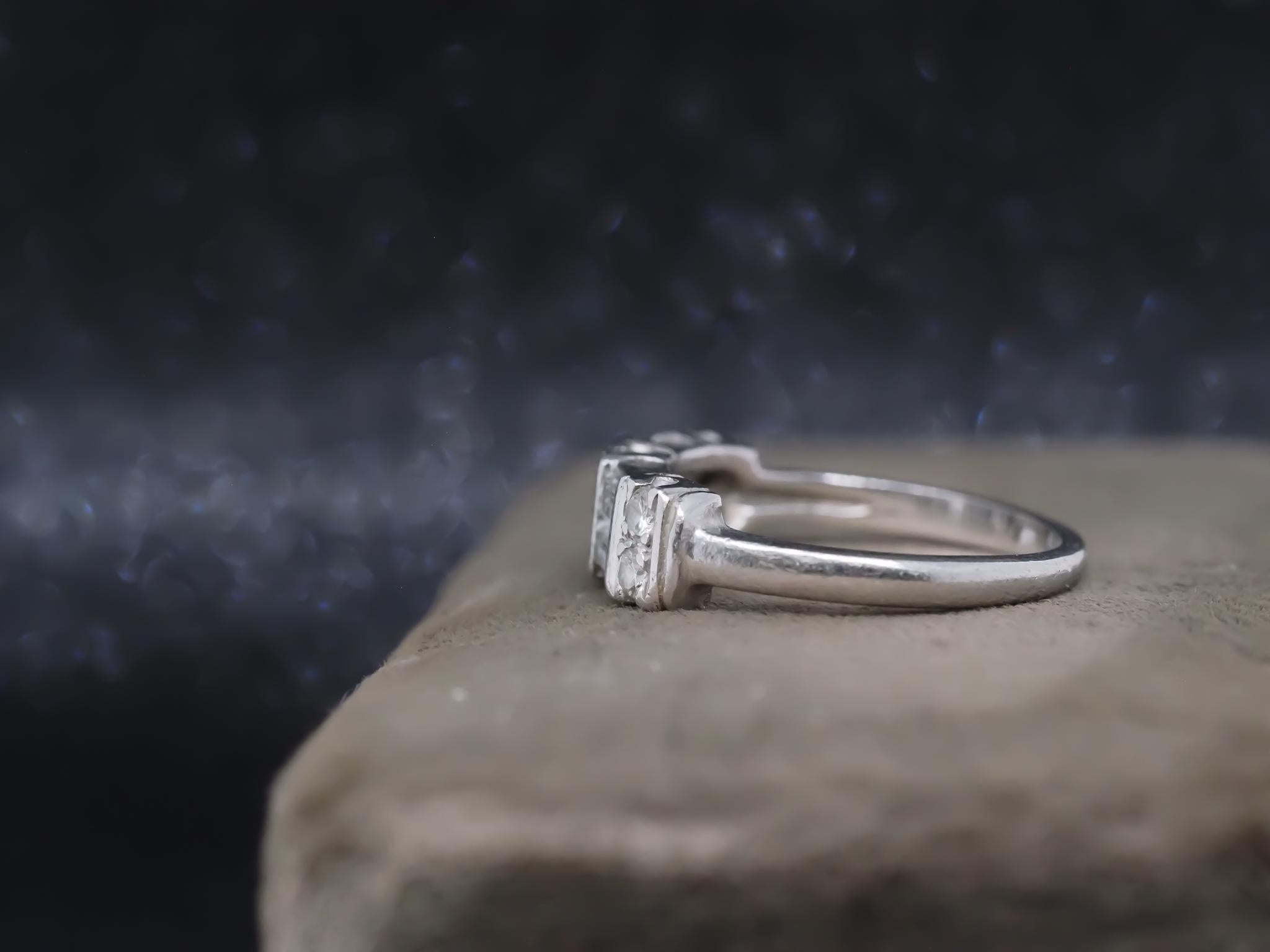 Anello a fascia a due file di diamanti tondi e a baguette in platino del 1940 circa in vendita 3