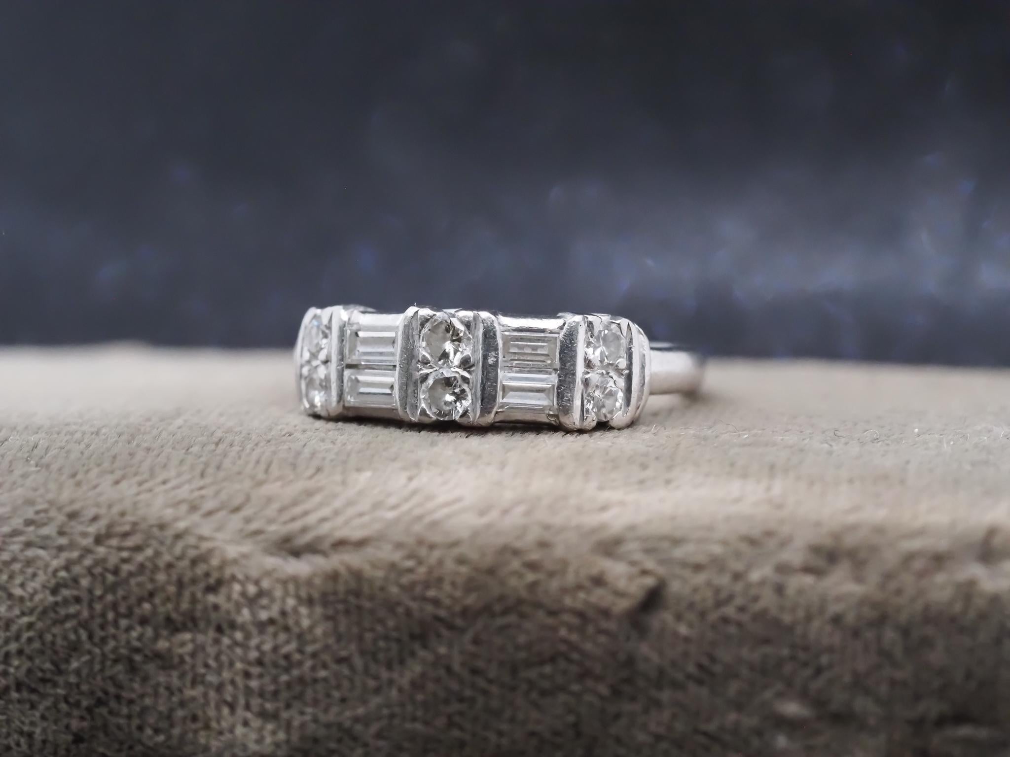 Anello a fascia a due file di diamanti tondi e a baguette in platino del 1940 circa in vendita 4