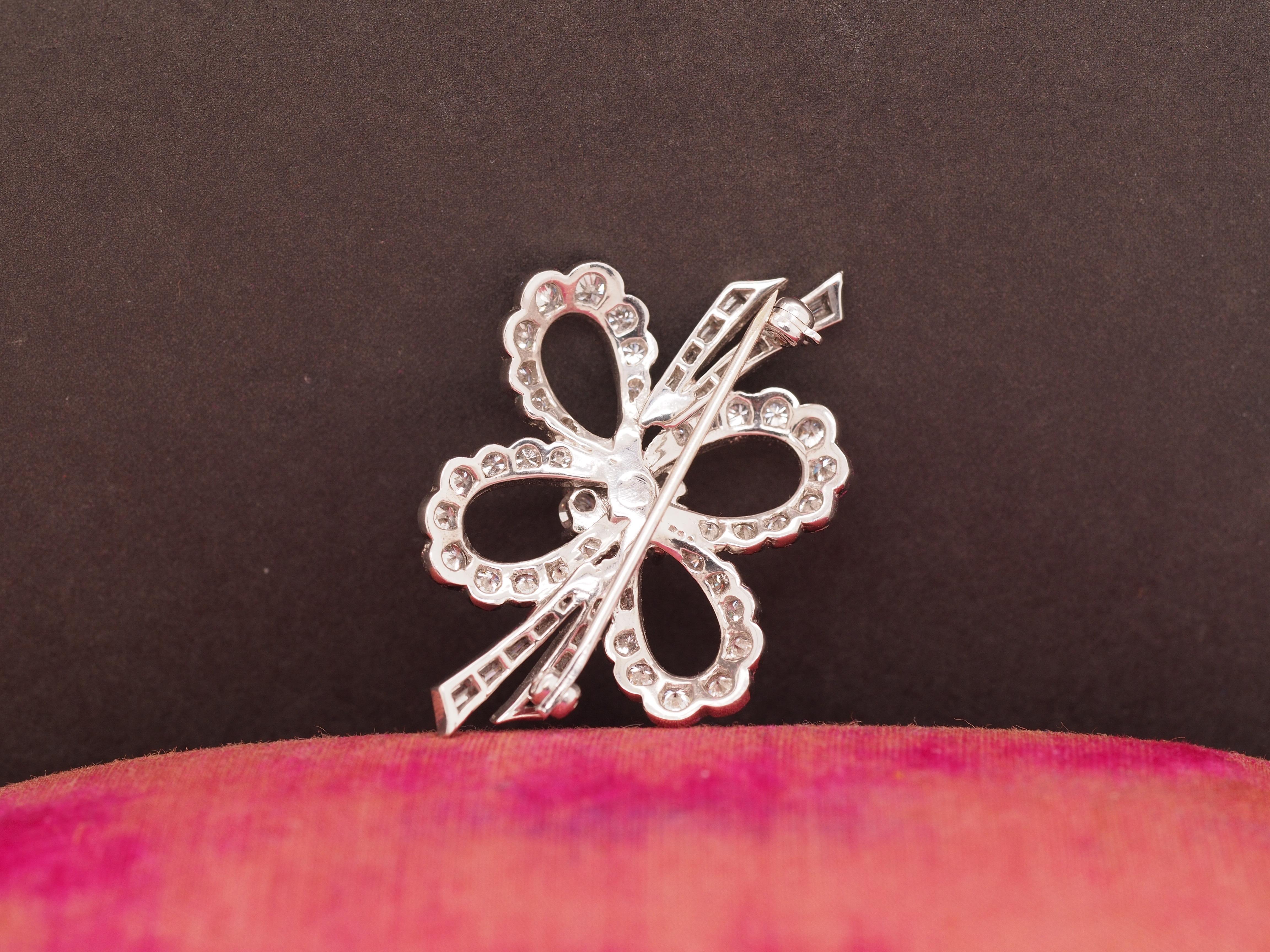 CIRCA 1940er Jahre Platin Diamant Blume Brosche (Baguetteschliff) im Angebot