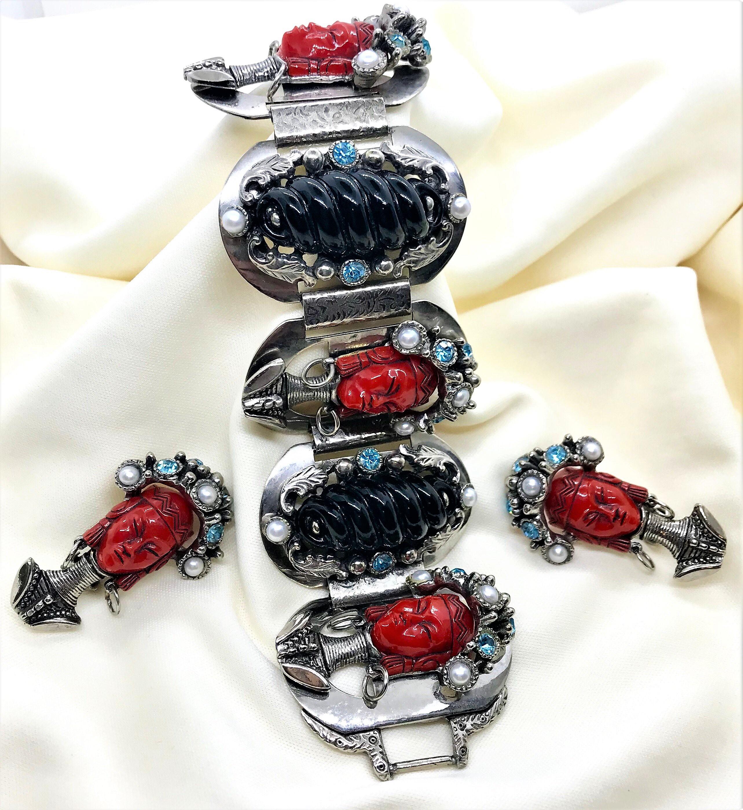 Circa 1940s Selro Asian Princess Red and Black Bracelet and Earring Set  In Excellent Condition In Long Beach, CA