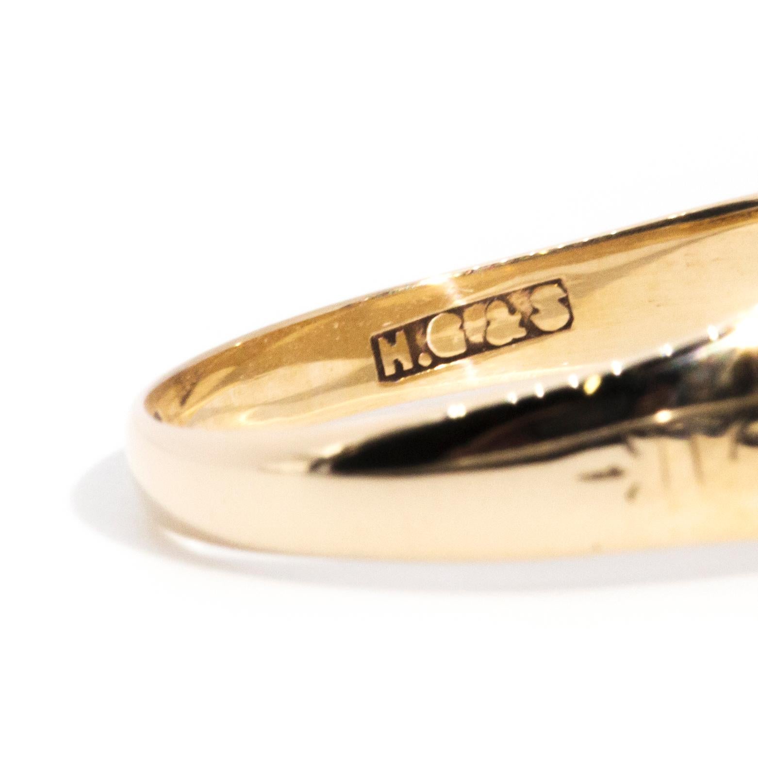 Circa 1946, Unengraved Vintage 9 Carat Yellow Gold Shield Signet Ring 8