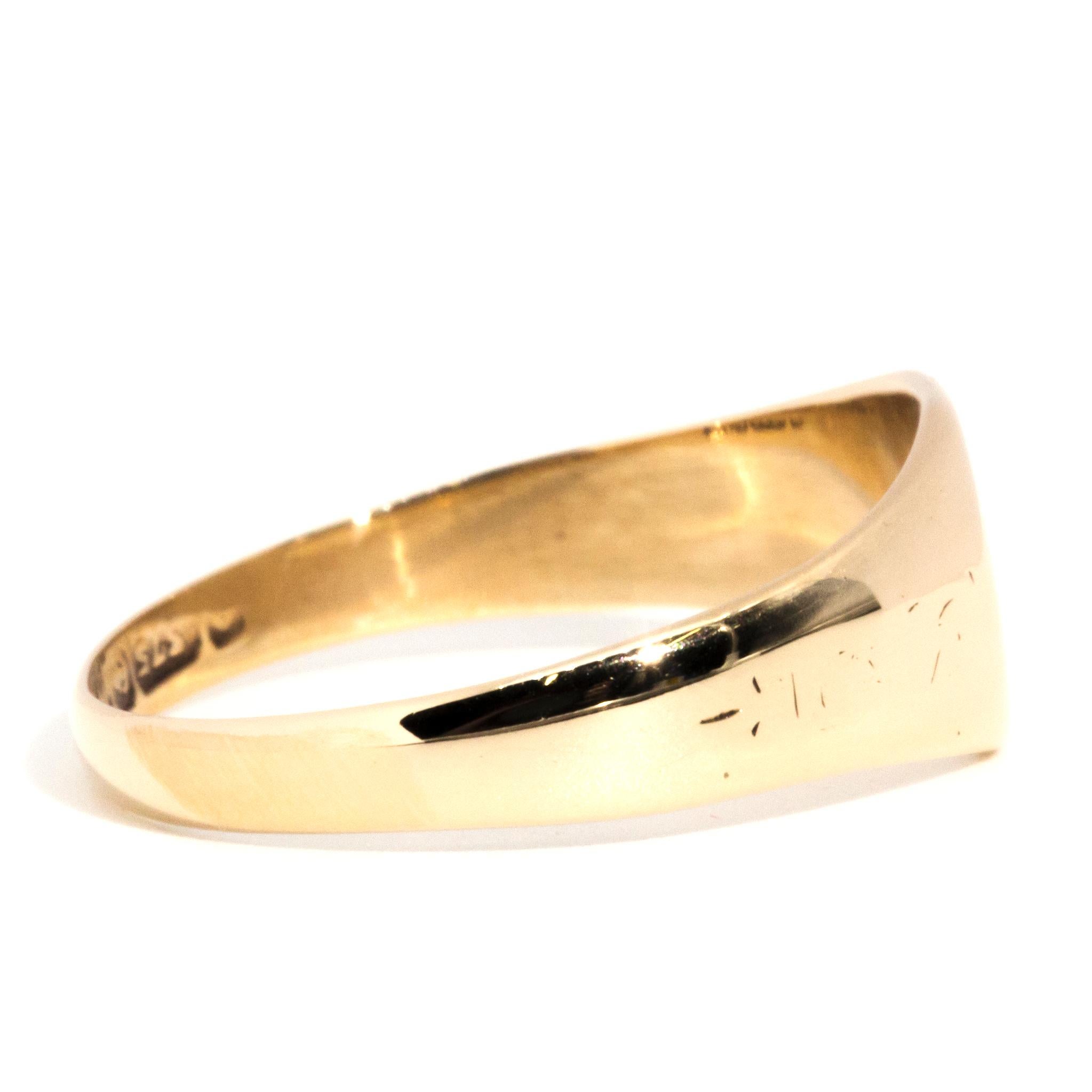 Circa 1946, Unengraved Vintage 9 Carat Yellow Gold Shield Signet Ring 2