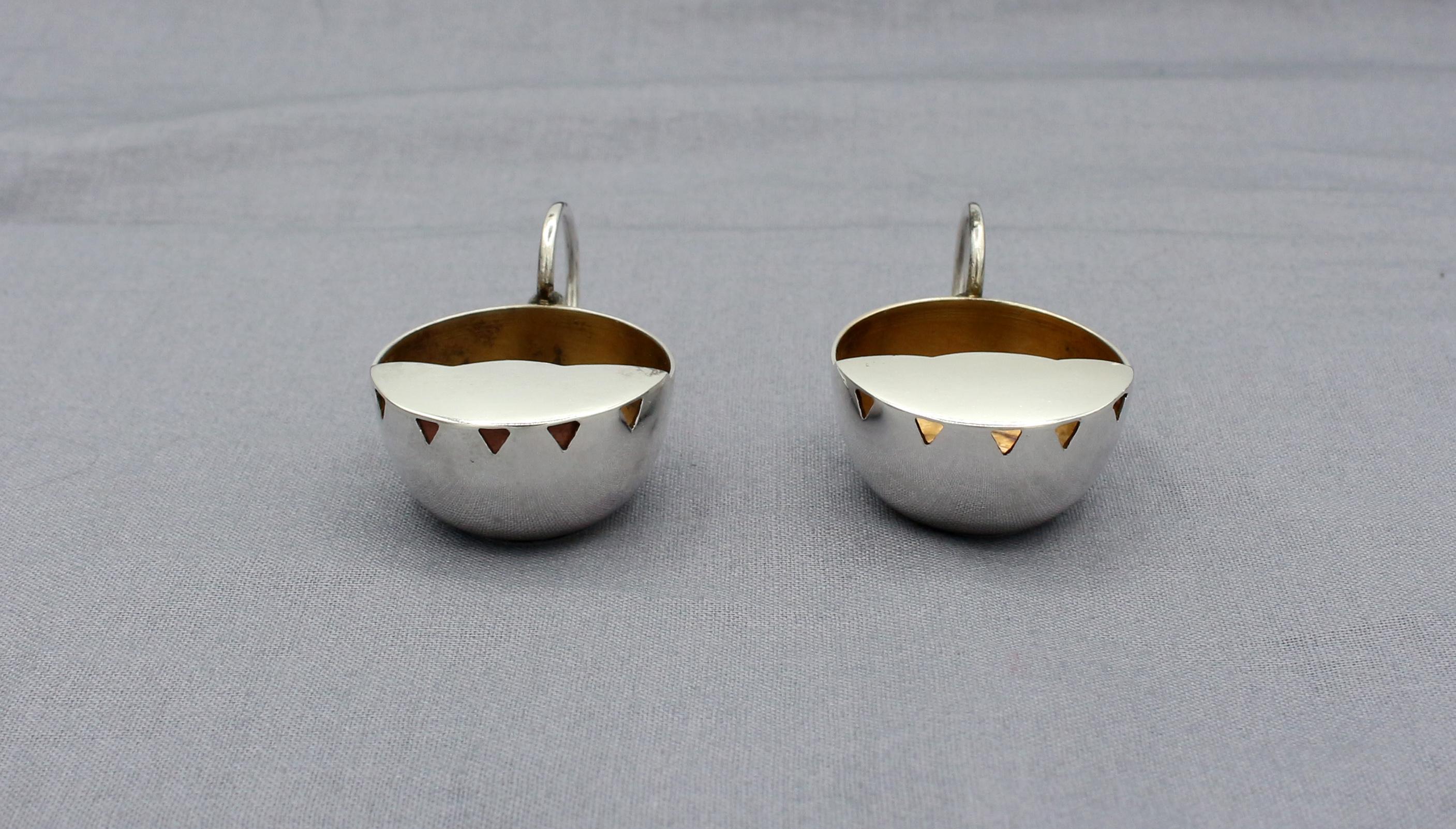 Circa 1950-70 pair of sterling silver gilt wash salt shaking cups by Carl Poul Petersen, Montreal. Mid century modern. Hand made. Petersen apprenticed to Georg Jensen & married his daughter Ingrid. 0.60 troy oz. Estate of Linda Kornberg.
1 3/4