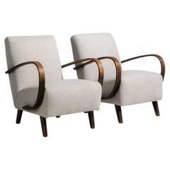 Par de sillones tapizados de Jindřich Halabala, de madera color crema, de alrededor de 1950