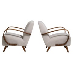 Par de sillones tapizados de Jindřich Halabala, de madera color crema, de alrededor de 1950