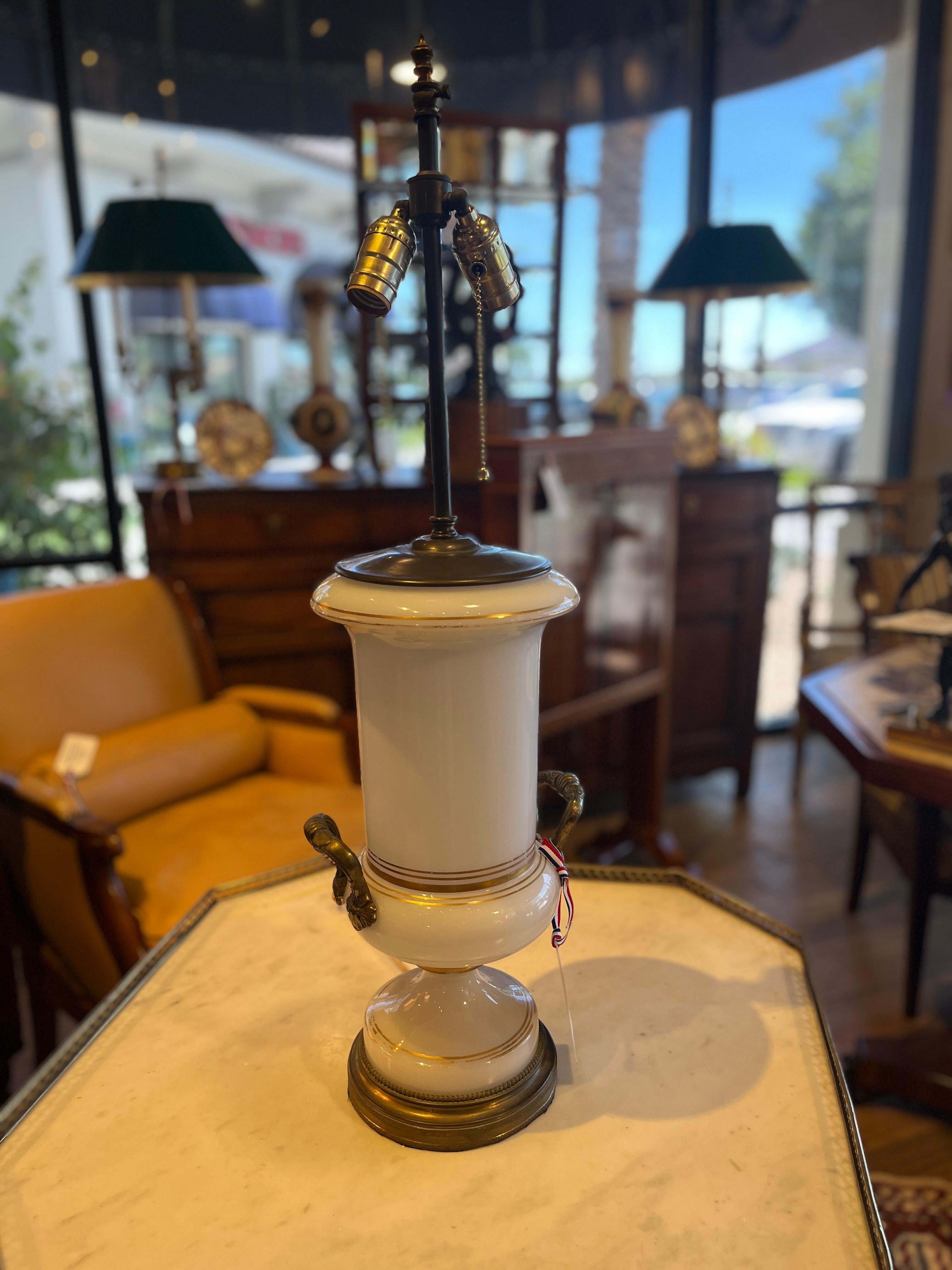 Circa 1950 Lámpara Francesa Opaline Blanca
Preciosa lámpara comprada en Francia. Desgaste adecuado a la edad, consulta las fotos detalladas o envíanos un mensaje con tus preguntas.