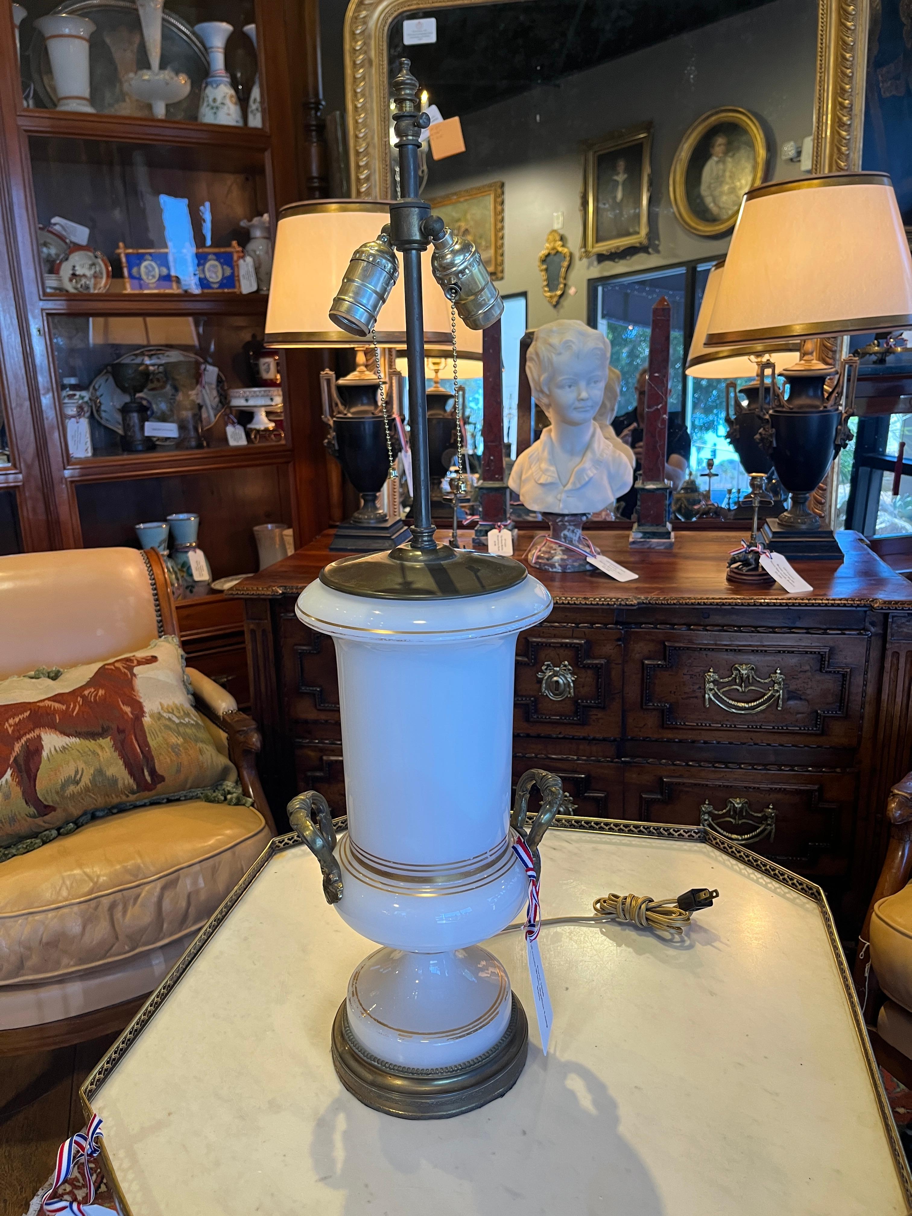 Circa 1950 Lámpara Francesa Opaline Blanca Art Decó en venta