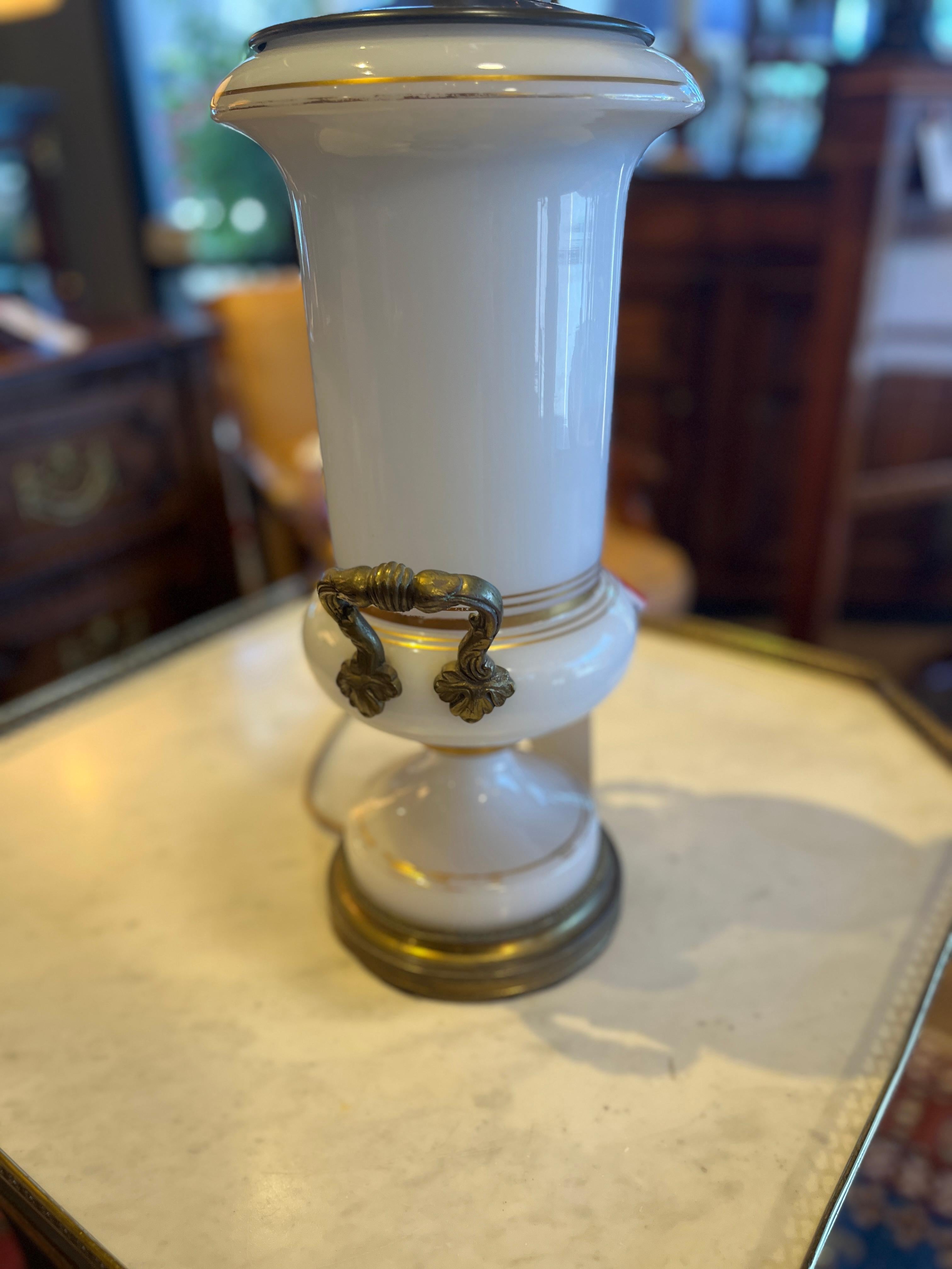 Circa 1950 Lámpara Francesa Opaline Blanca Francés en venta