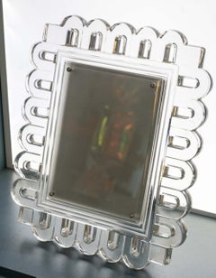 Circa 1950, cristal de Lalique, cadre décoré de rinceaux.