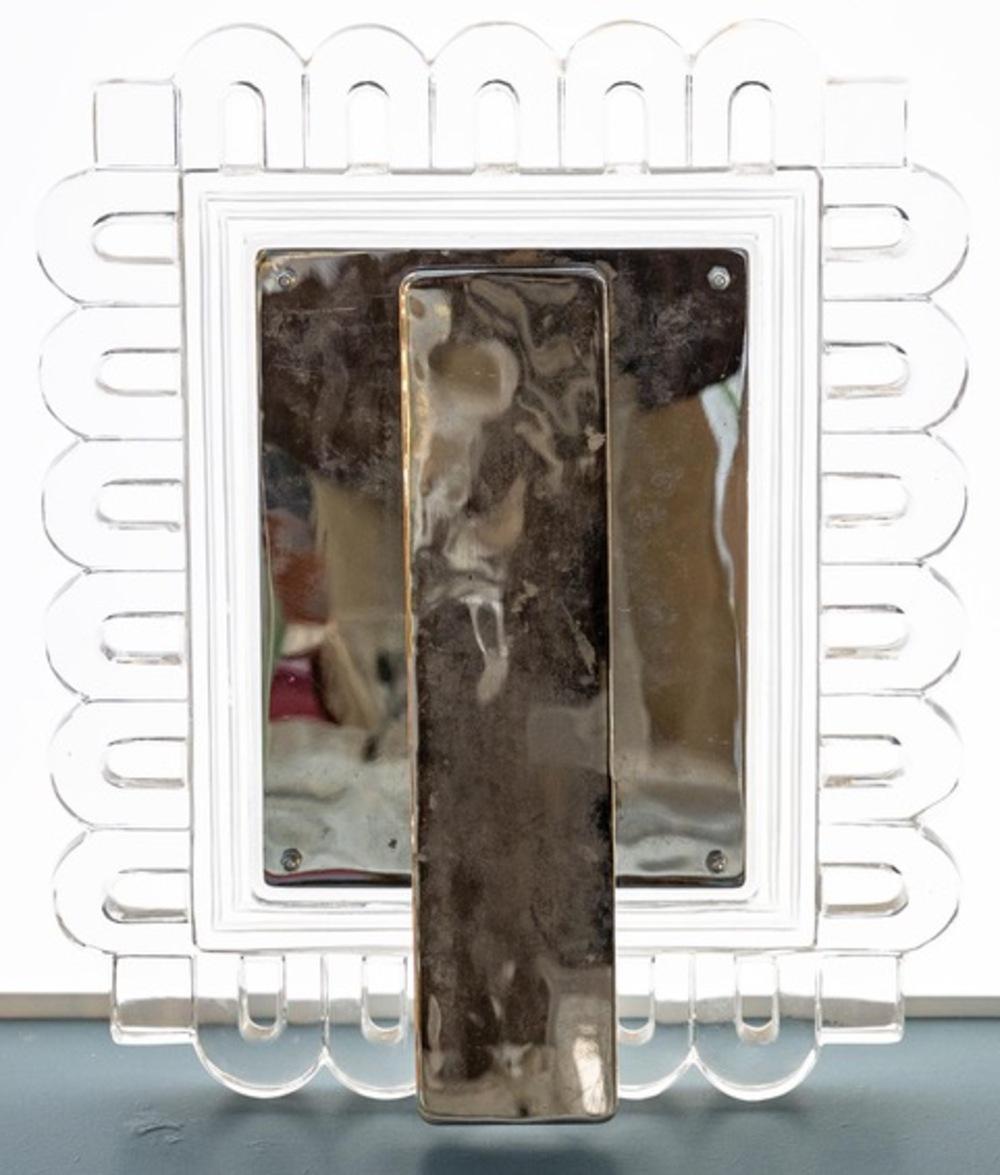 20ième siècle Circa 1950, cristal de Lalique, cadre décoré de rinceaux. en vente