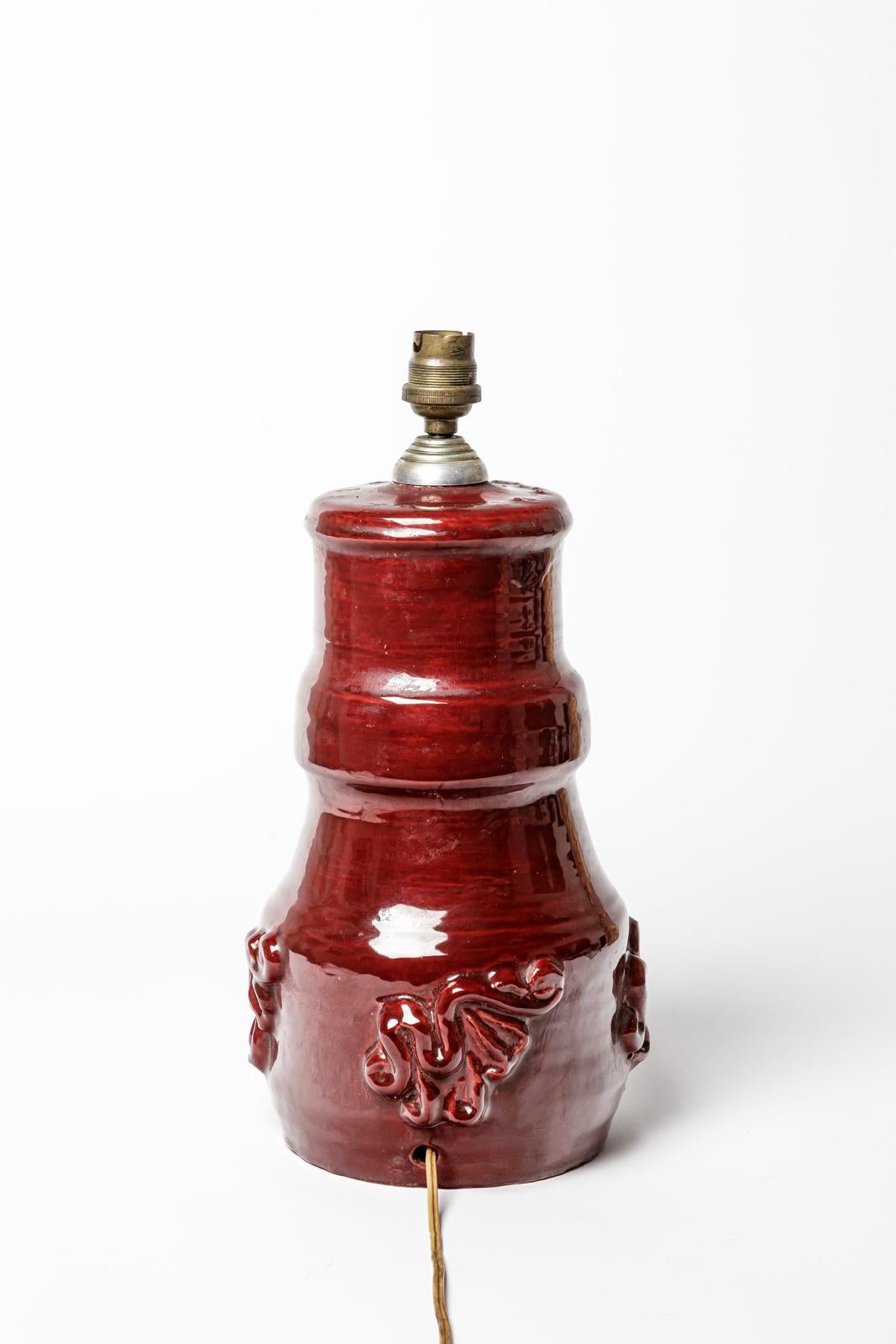 Mid-Century moderno CIRCA 1950 Grande lampada da tavolo in ceramica rossa di Jean Austruy Design del XX secolo in vendita