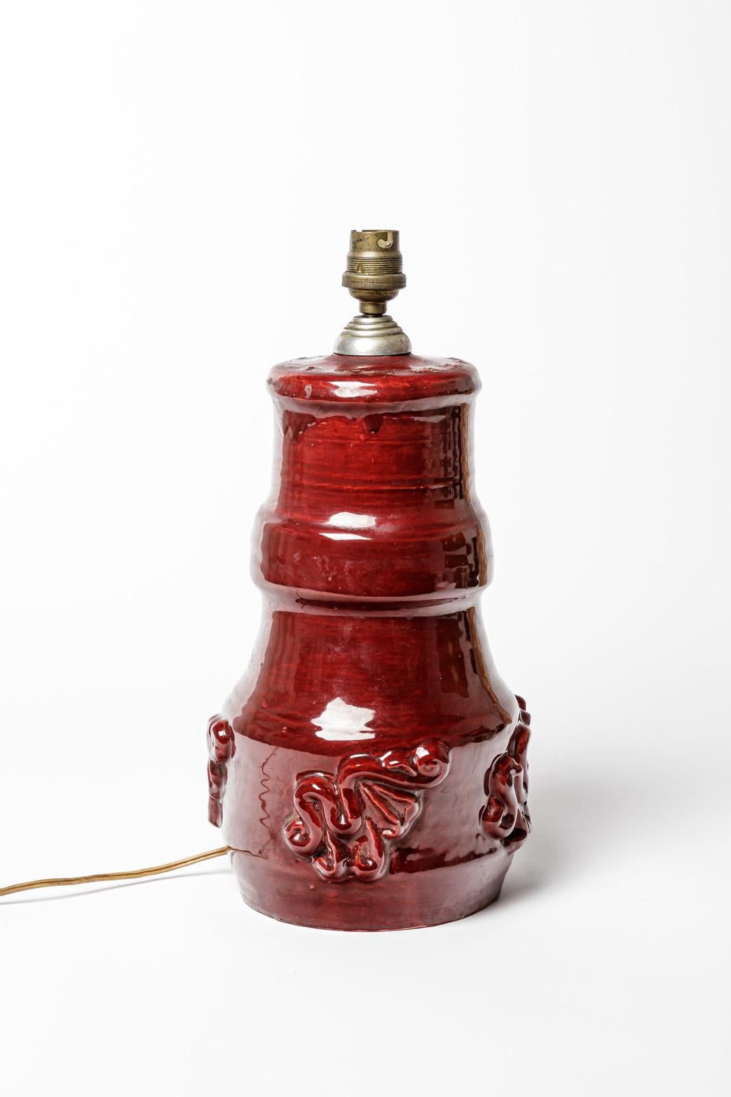Circa 1950 Lámpara de sobremesa grande de cerámica roja de Jean Austruy Diseño del siglo XX Francés en venta