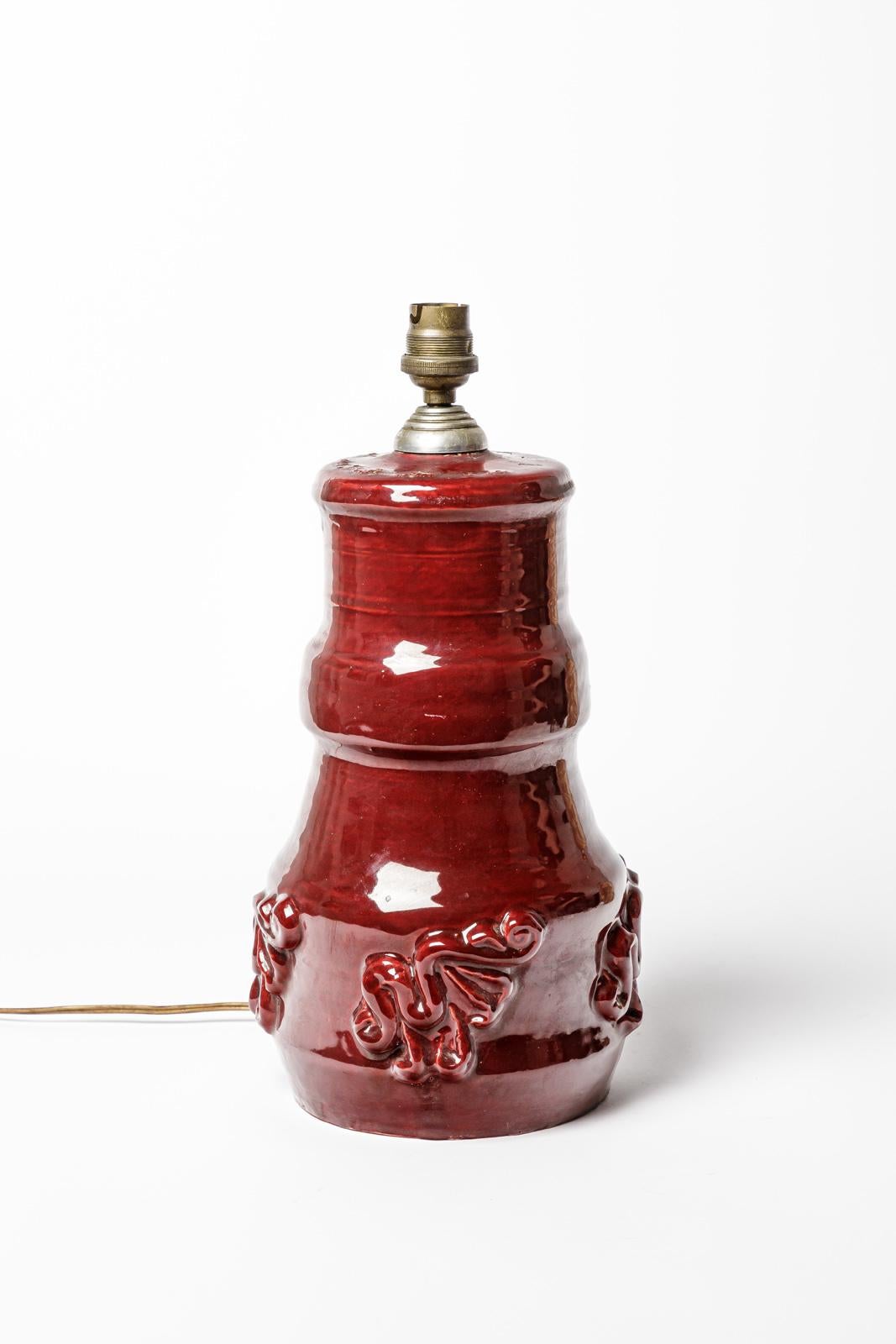Circa 1950 large red ceramic table lamp by Jean Austruy 20th century design In Excellent Condition For Sale In Neuilly-en- sancerre, FR
