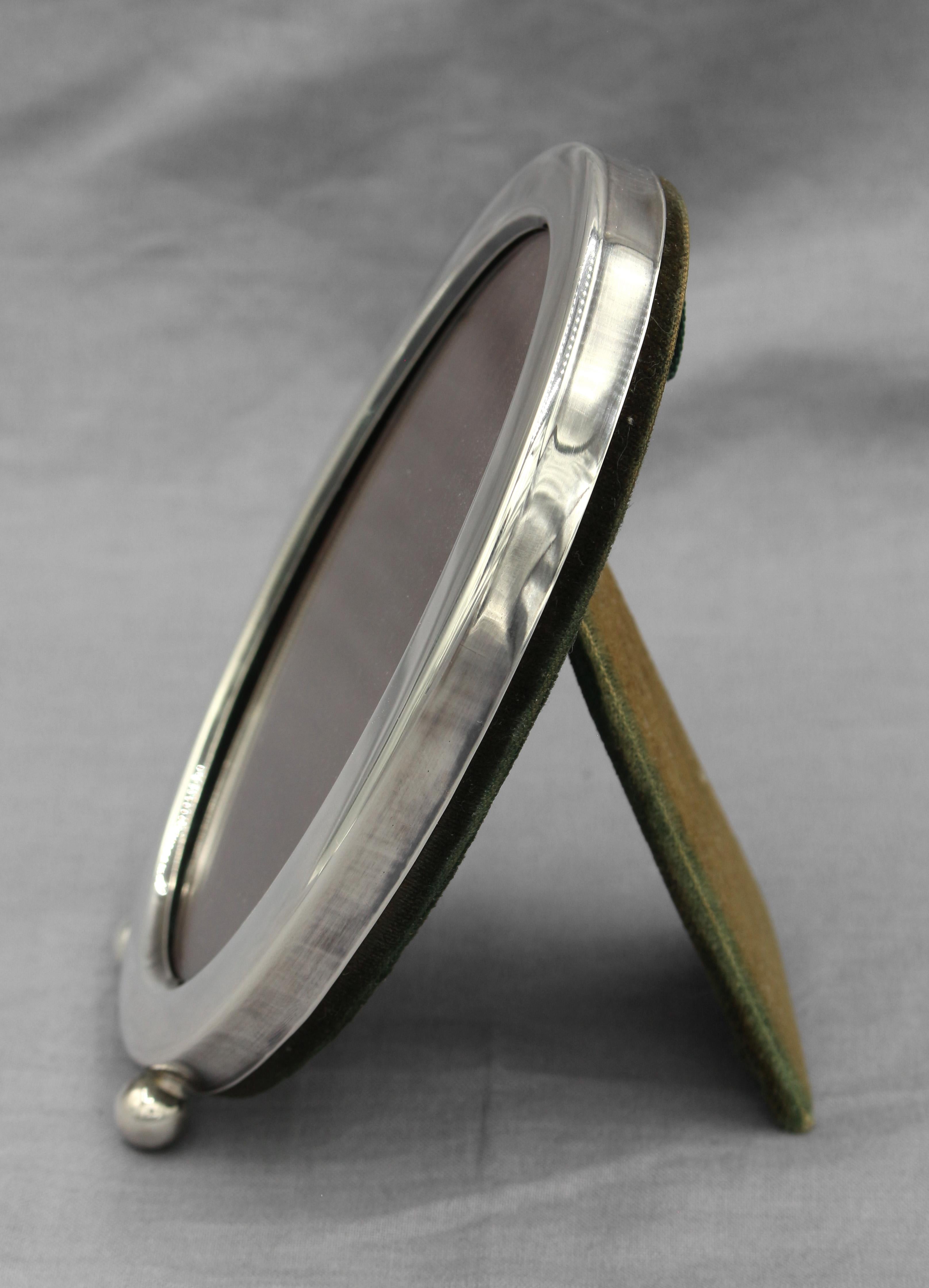Circa 1950 Gorham oval sterling silver picture frame. Marked #304R. Ball feet. Easel back. Brown moire & green velvet backing.
5 1/8
