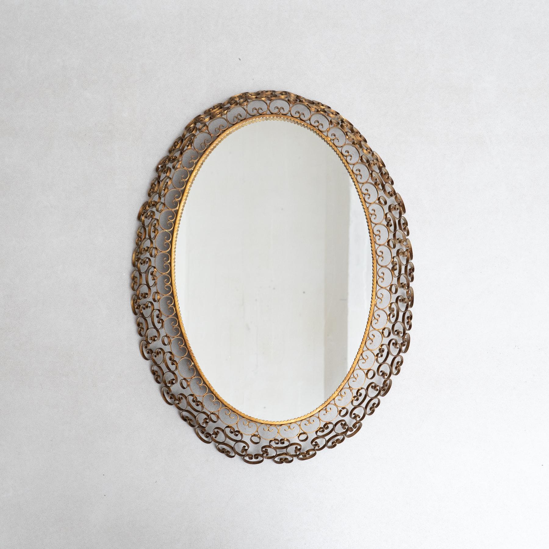 Specchio di metallo, 1950 circa.  Prodotto tradizionalmente in Spagna. Di autore sconosciuto.  Abbracciate il fascino del design del Mid-Century con questo specchio circolare in metallo e legno, prodotto tradizionalmente in Spagna da un designer
