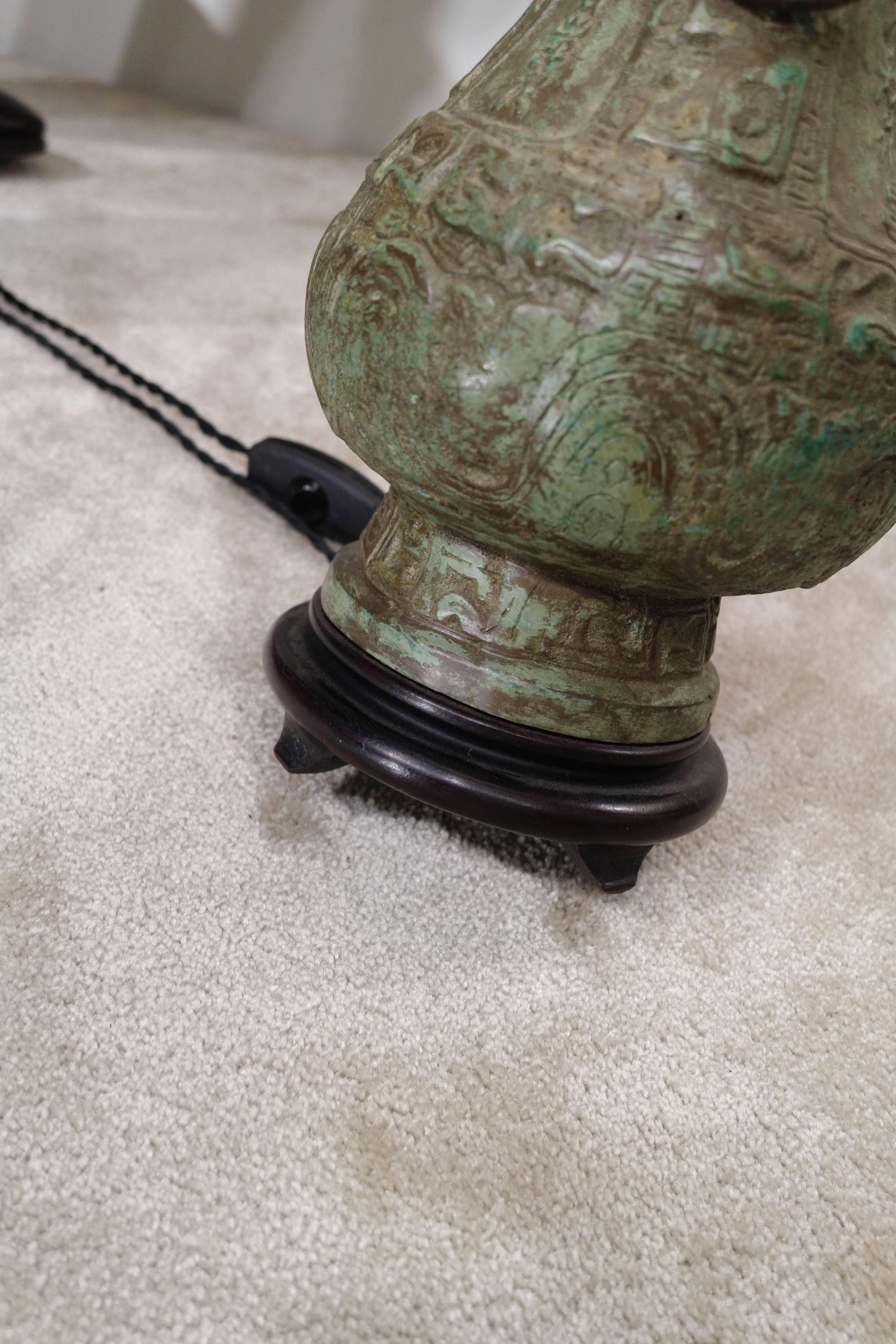 Pair of Patinated Bronze Lamps in the Chinese Style with Lampshades, circa 1950 In Good Condition In Paris, FR