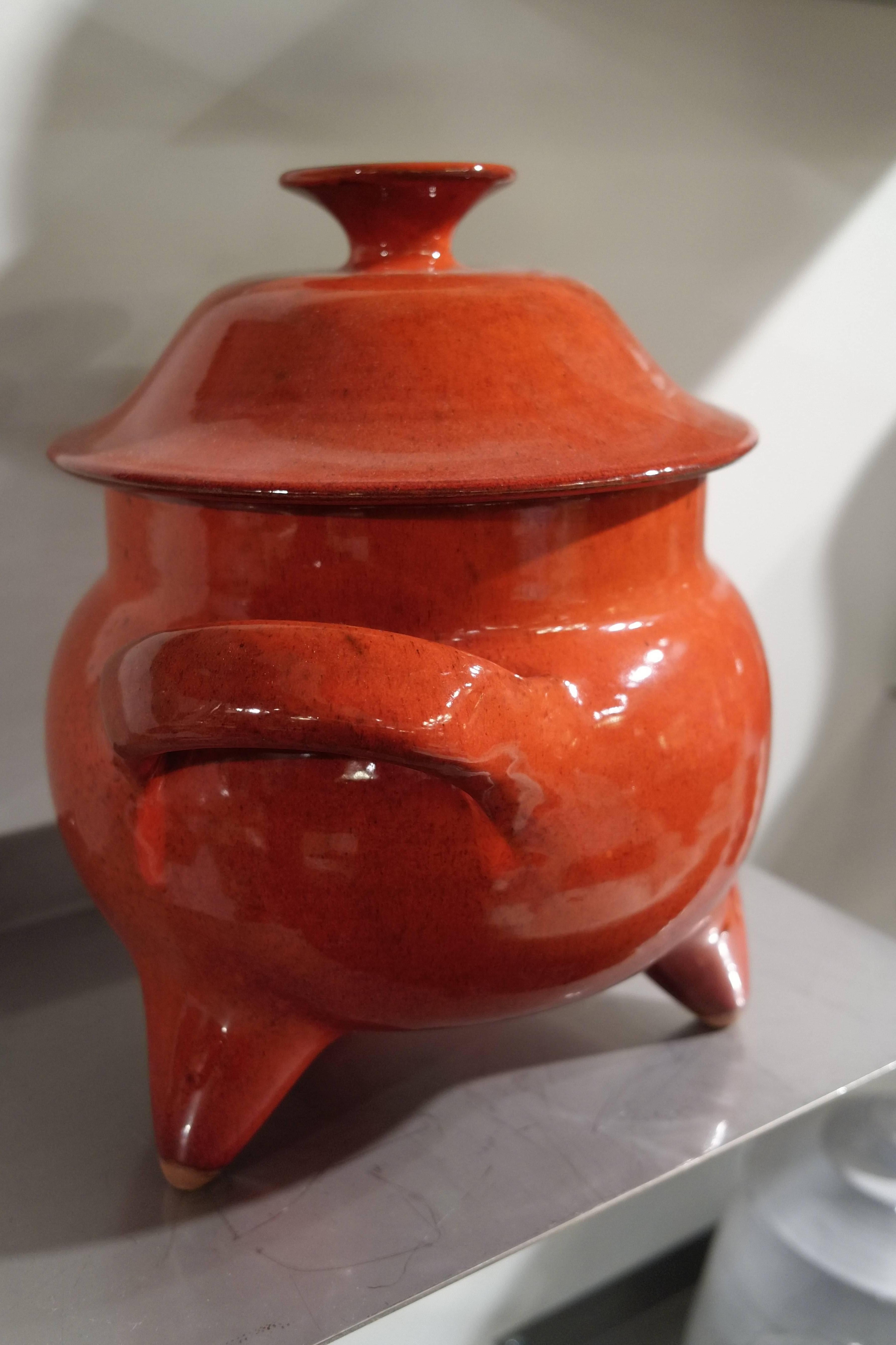 Great work of Pierre Rinaudo, famous French ceramist who worked with Robert Picault and Cerenne Workshop in Vallauris, South of France, circa 1950.
Amazing red glaze. Great color !
Soup tureen, same model as Robert Picault ones.
Turned earthenware